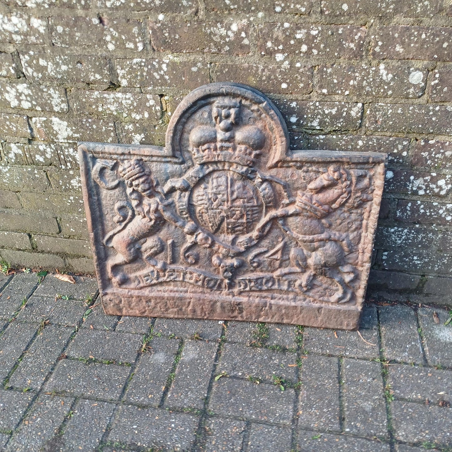 Huge Breathtaking 53 kg Solid Iron Fire Back Historical Aesthetics 'God and my Right' 17th or 18th Century