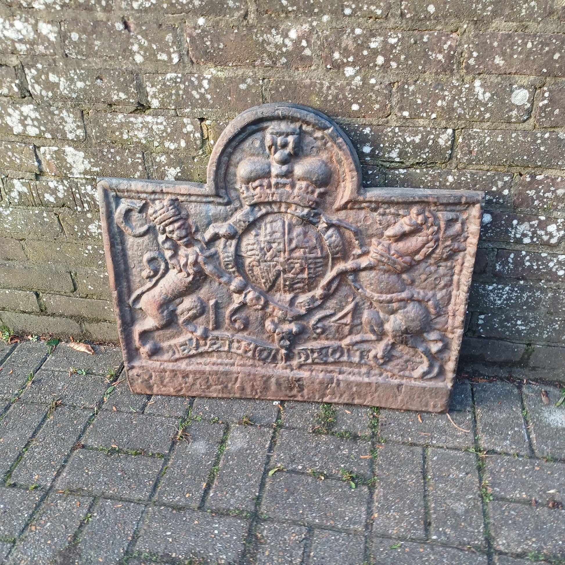 Huge Breathtaking 53 kg Solid Iron Fire Back Historical Aesthetics 'God and my Right' 17th or 18th Century