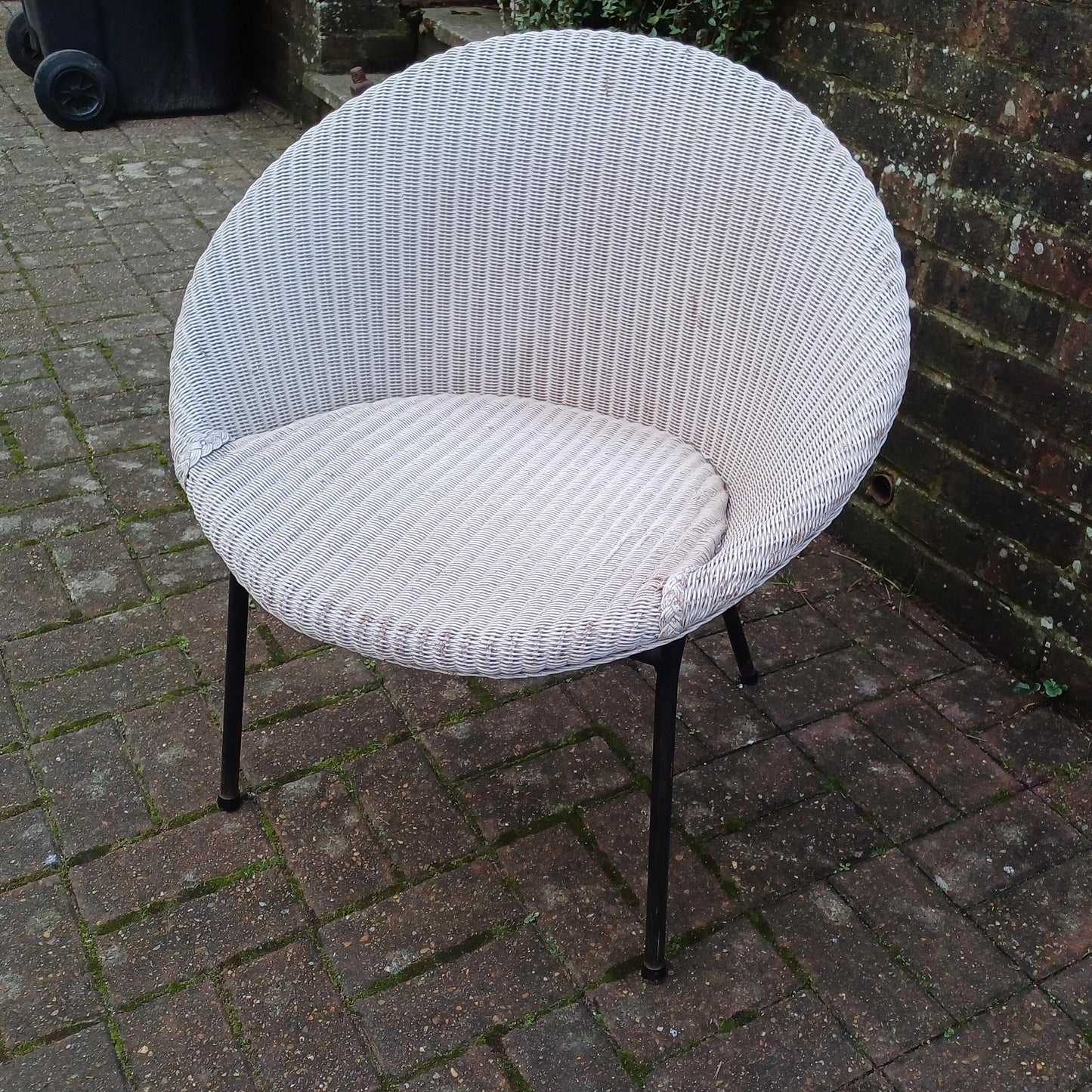 Lloyd Loom Mid Century White Wicker Cocktail Basket Weave Chair, on black metal legs, labelled