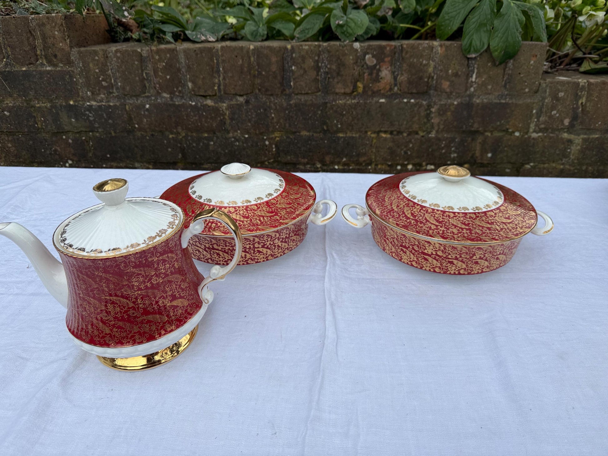 Vintage Elizabethan Sovereign Fine Bone China Part Dinner Service - 1980s - red and gold, 48 pieces