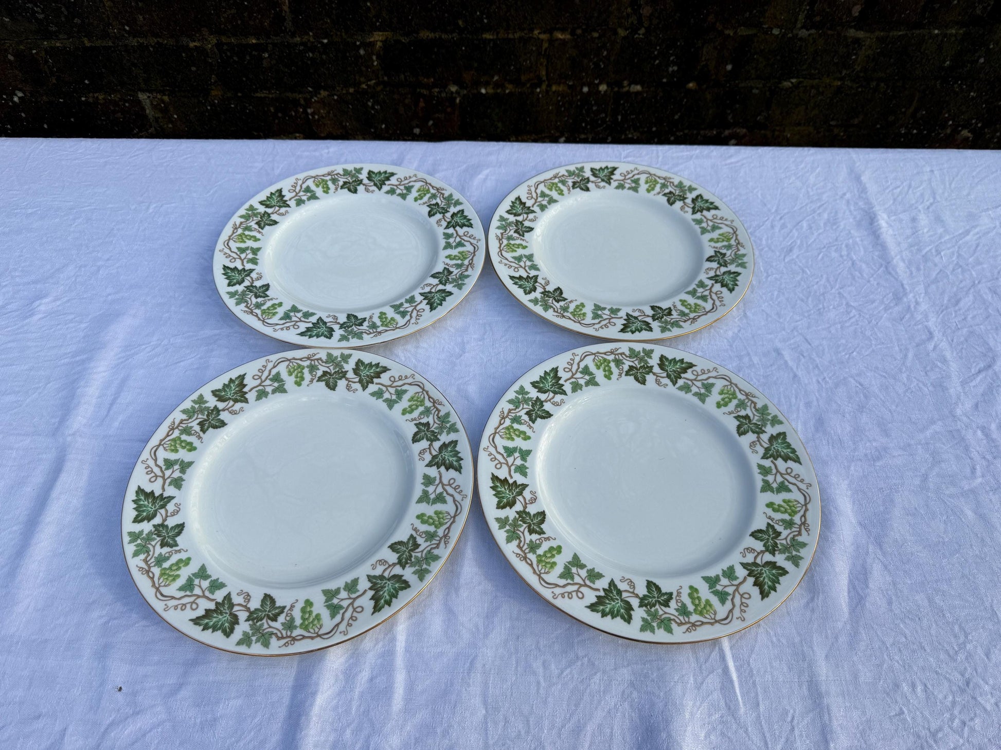 Superb 1950s/60s Wedgwood Santa Clara part dinner service - Green Ivy pattern, 18 piece set incl dinner side plates, dessert soup bowls