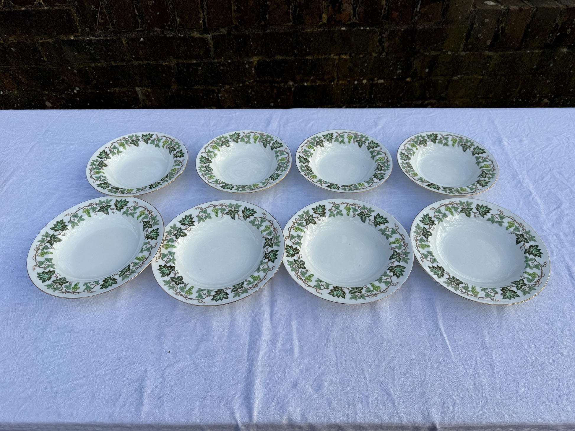 Superb 1950s/60s Wedgwood Santa Clara part dinner service - Green Ivy pattern, 18 piece set incl dinner side plates, dessert soup bowls