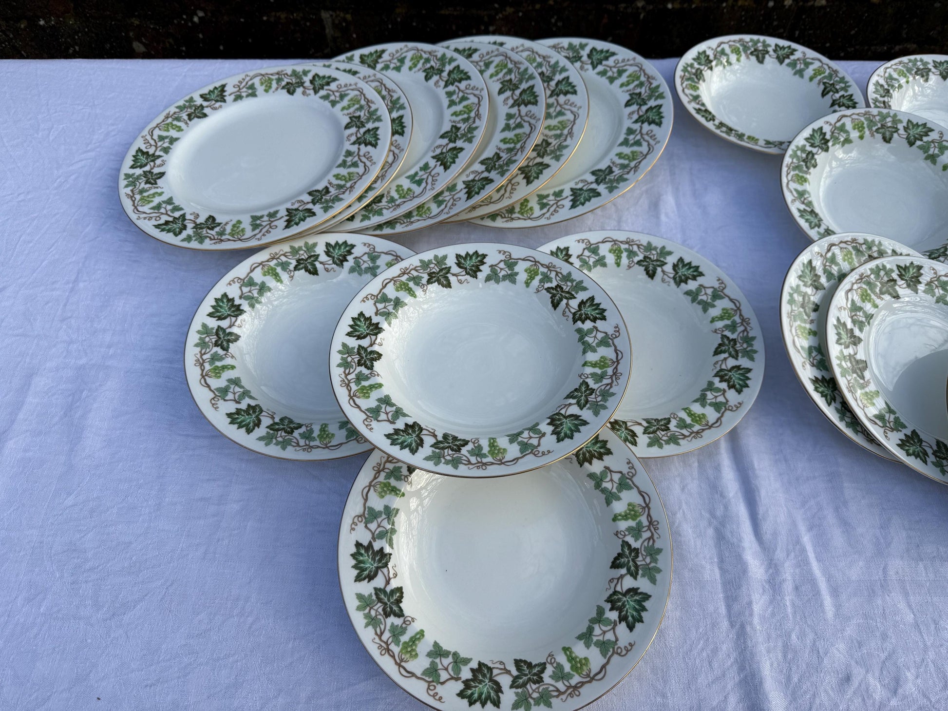 Superb 1950s/60s Wedgwood Santa Clara part dinner service - Green Ivy pattern, 18 piece set incl dinner side plates, dessert soup bowls