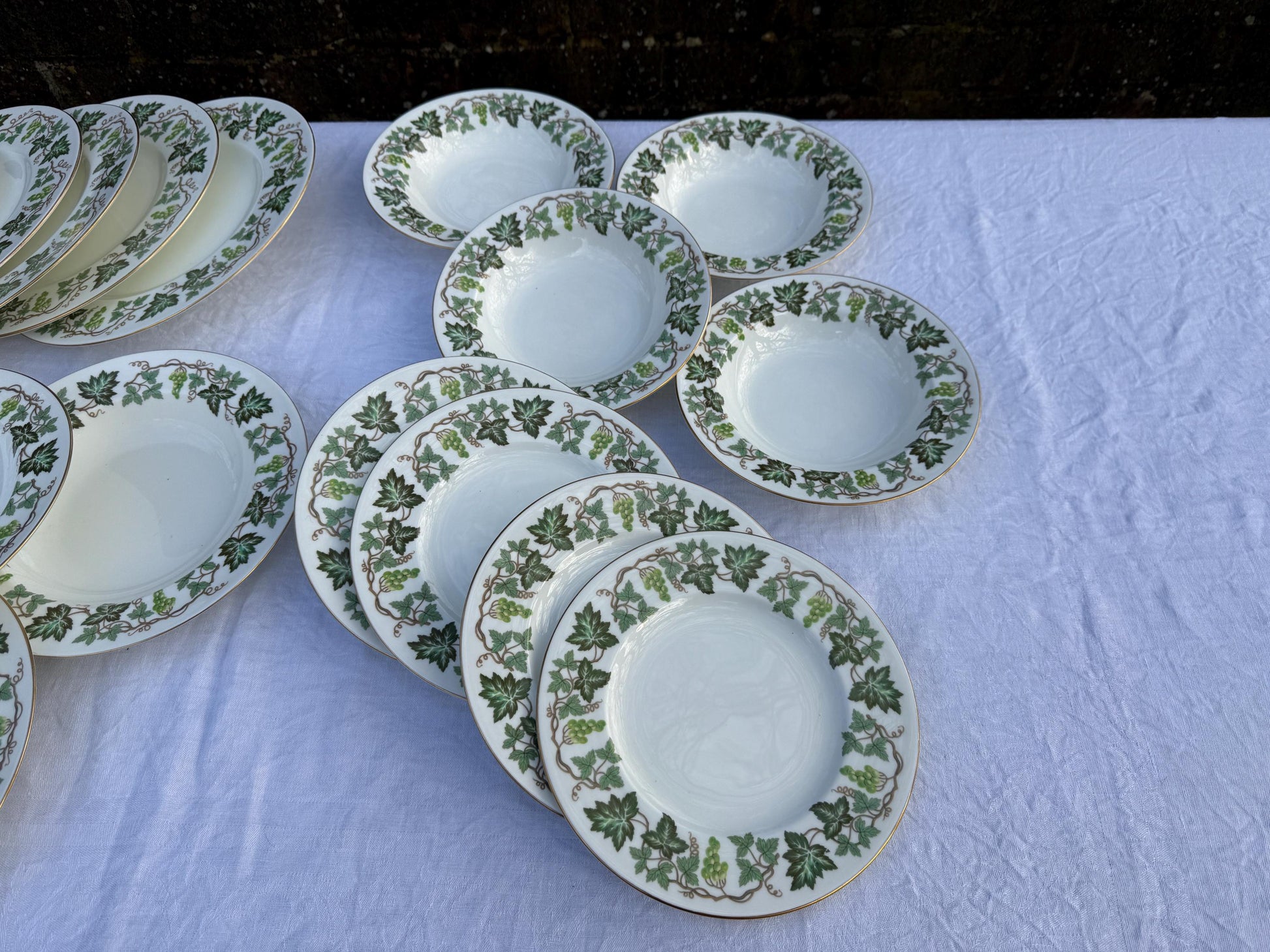 Superb 1950s/60s Wedgwood Santa Clara part dinner service - Green Ivy pattern, 18 piece set incl dinner side plates, dessert soup bowls