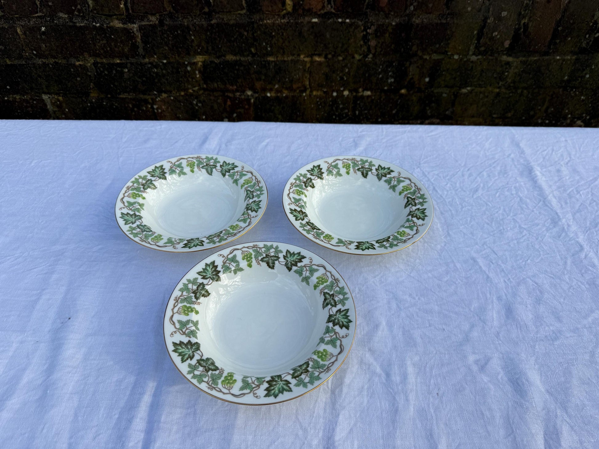 Part dinner service by Wedgwood Santa Clara mid century - Green Ivy pattern, 16 piece set incl dinner side plates, dessert soup bowls jug