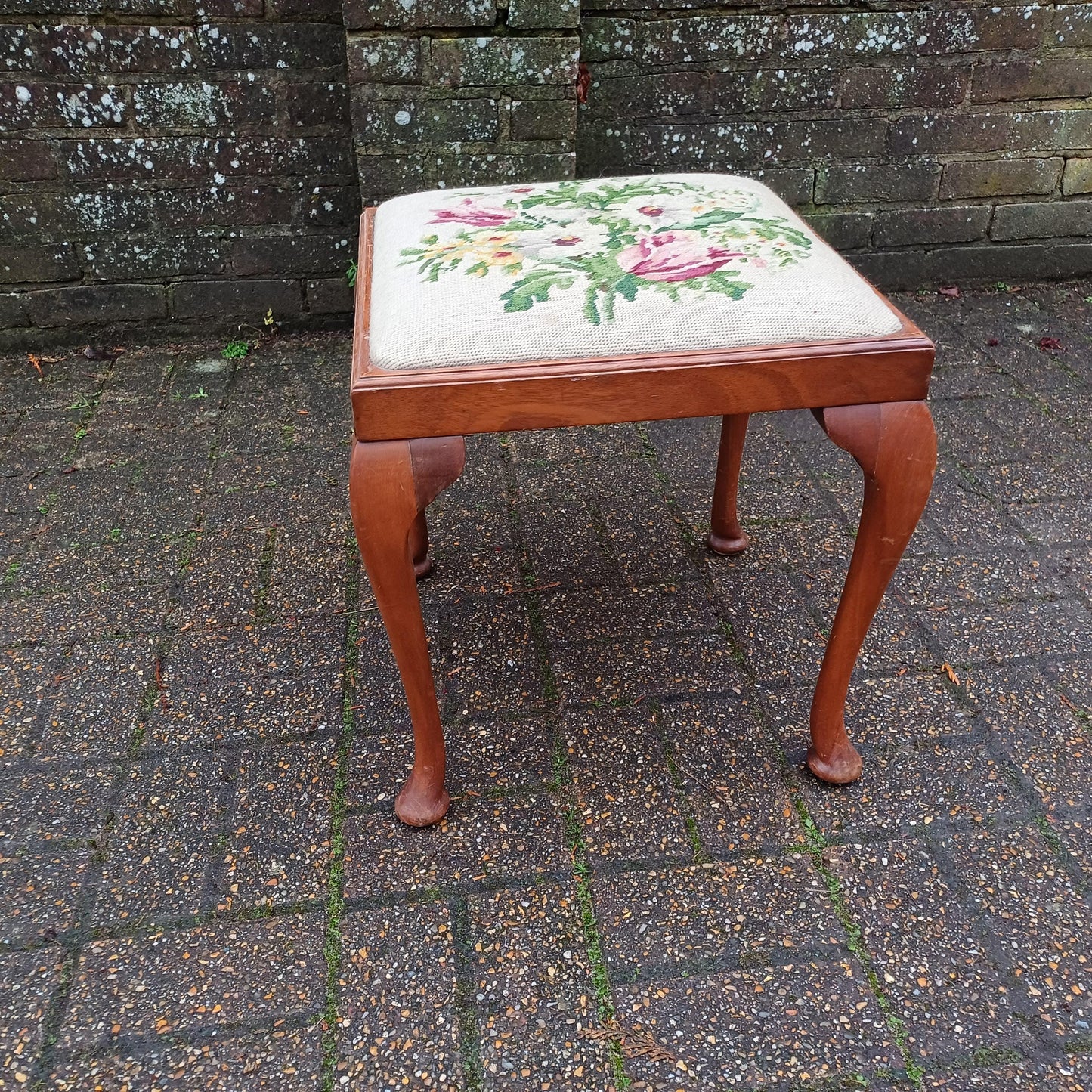 Vintage Cabriole Leg Stool with Original Still Life Tapestry, 1920s-1940s, Elegant and Timeless Design