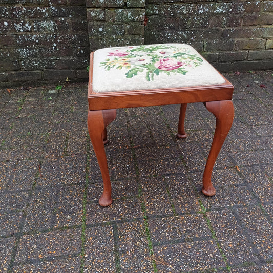 Vintage Cabriole Leg Stool with Original Still Life Tapestry, 1920s-1940s, Elegant and Timeless Design