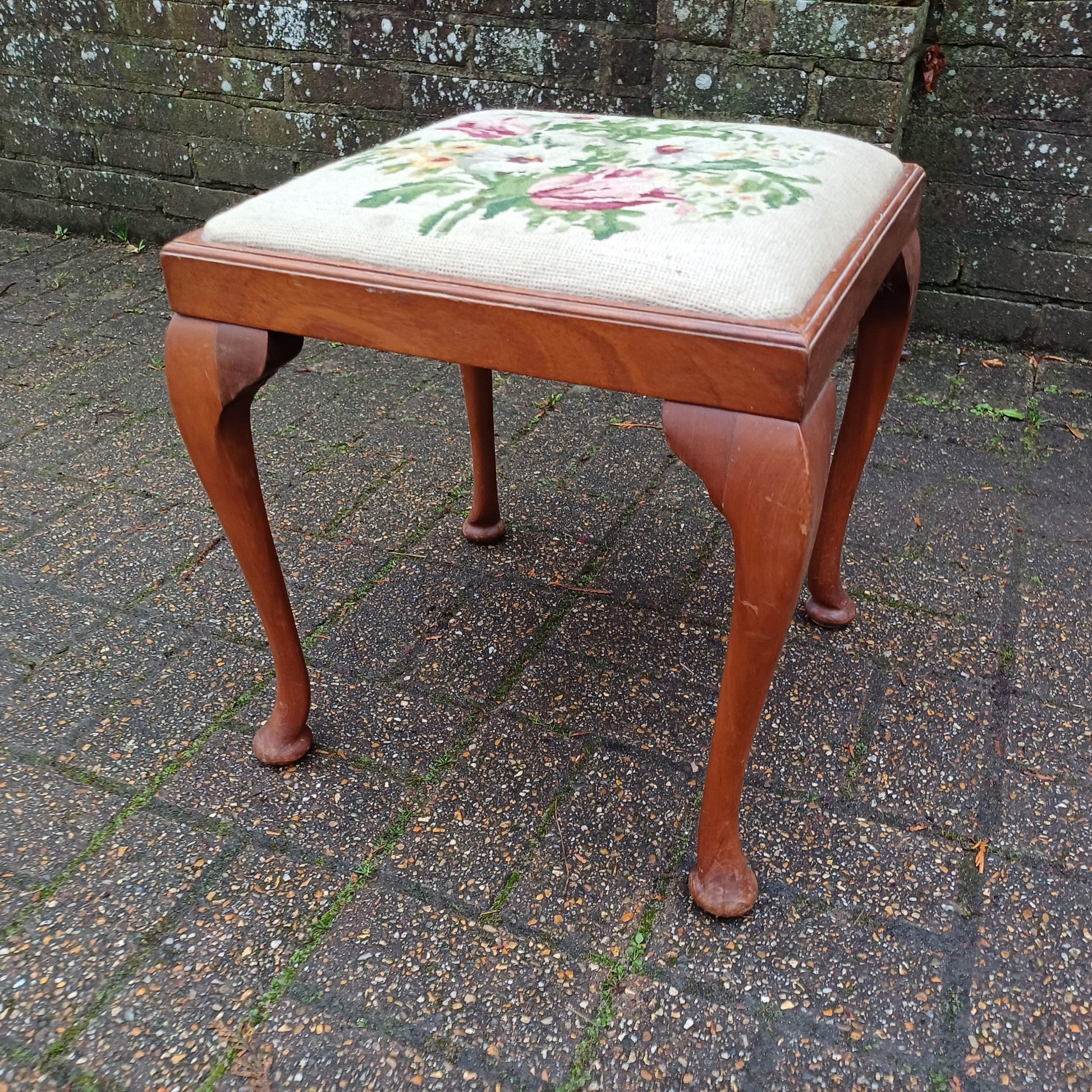 Vintage Cabriole Leg Stool with Original Still Life Tapestry, 1920s-1940s, Elegant and Timeless Design