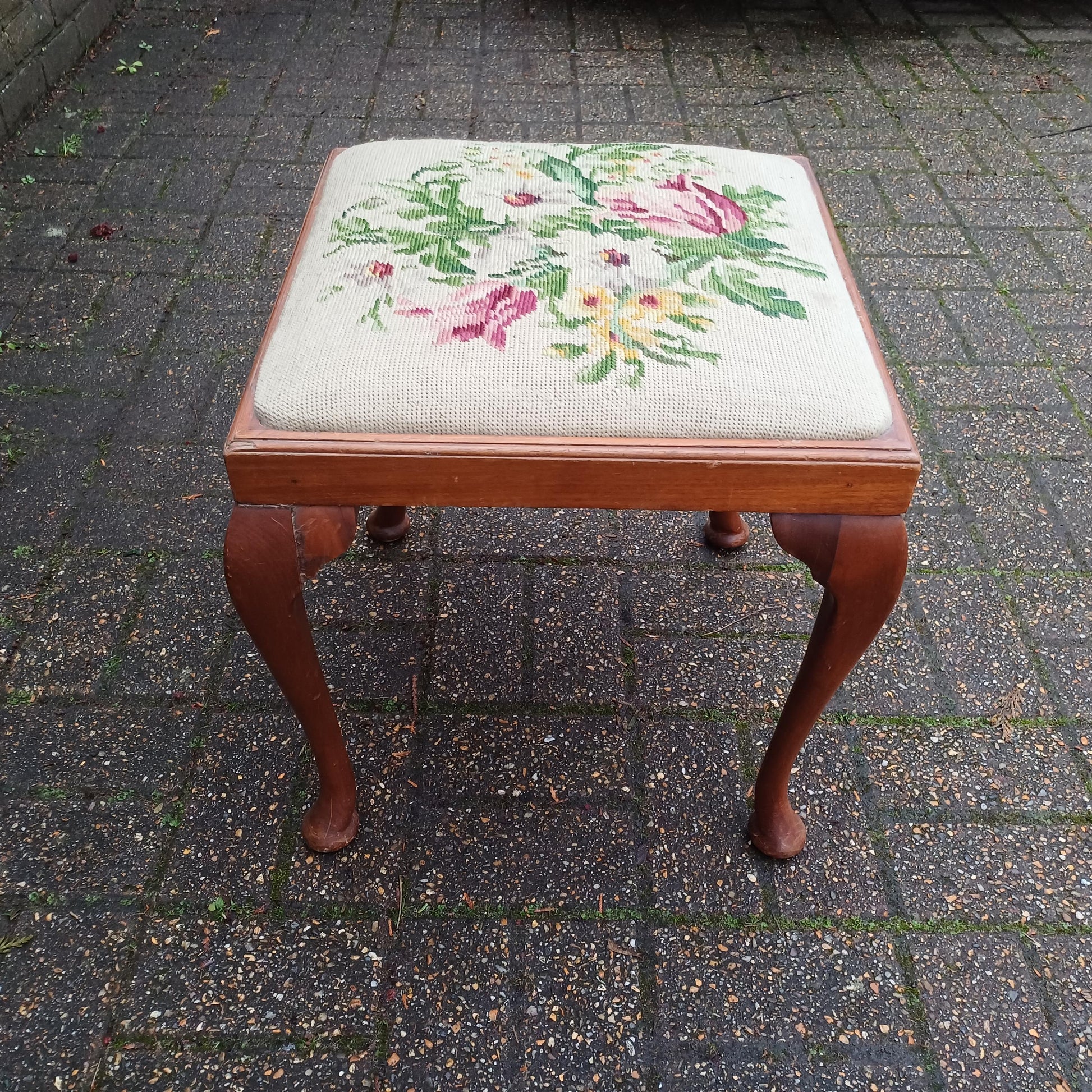 Vintage Cabriole Leg Stool with Original Still Life Tapestry, 1920s-1940s, Elegant and Timeless Design
