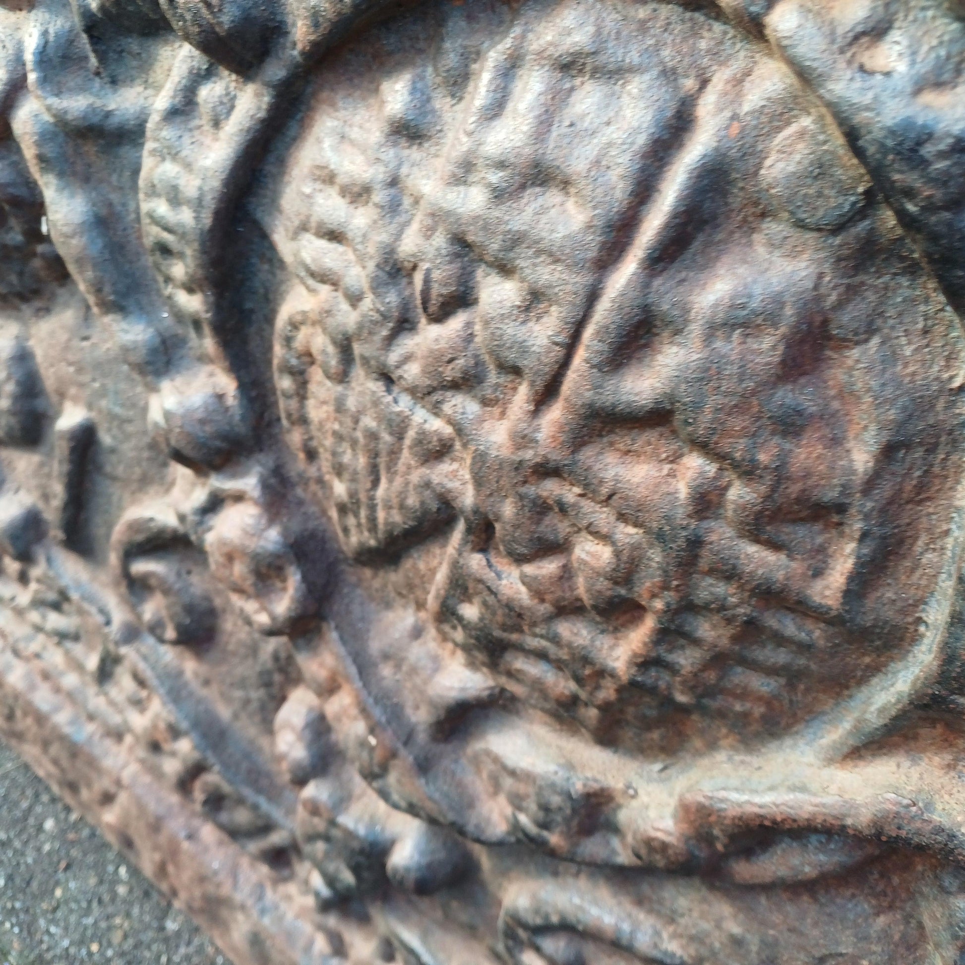 Huge Breathtaking 53 kg Solid Iron Fire Back Historical Aesthetics 'God and my Right' 17th or 18th Century