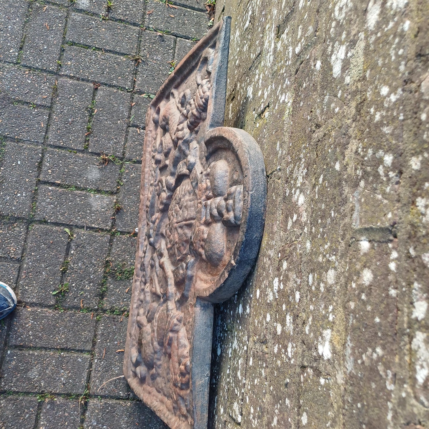 Huge Breathtaking 53 kg Solid Iron Fire Back Historical Aesthetics 'God and my Right' 17th or 18th Century