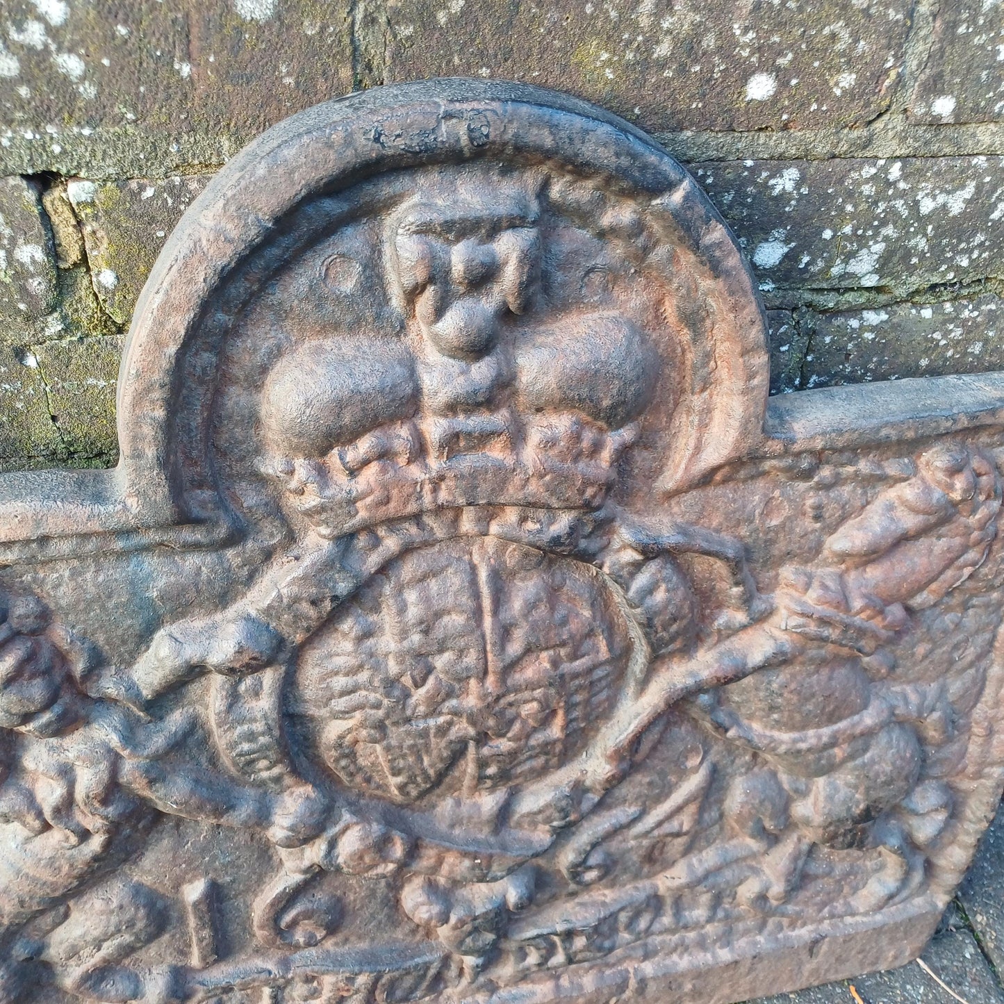 Huge Breathtaking 53 kg Solid Iron Fire Back Historical Aesthetics 'God and my Right' 17th or 18th Century