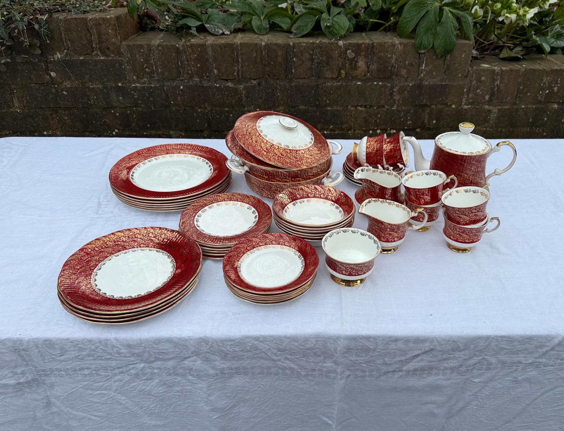 fine bone china dinner service made by Elizabethan in1980s. Red and Gold Sovereign Pattern