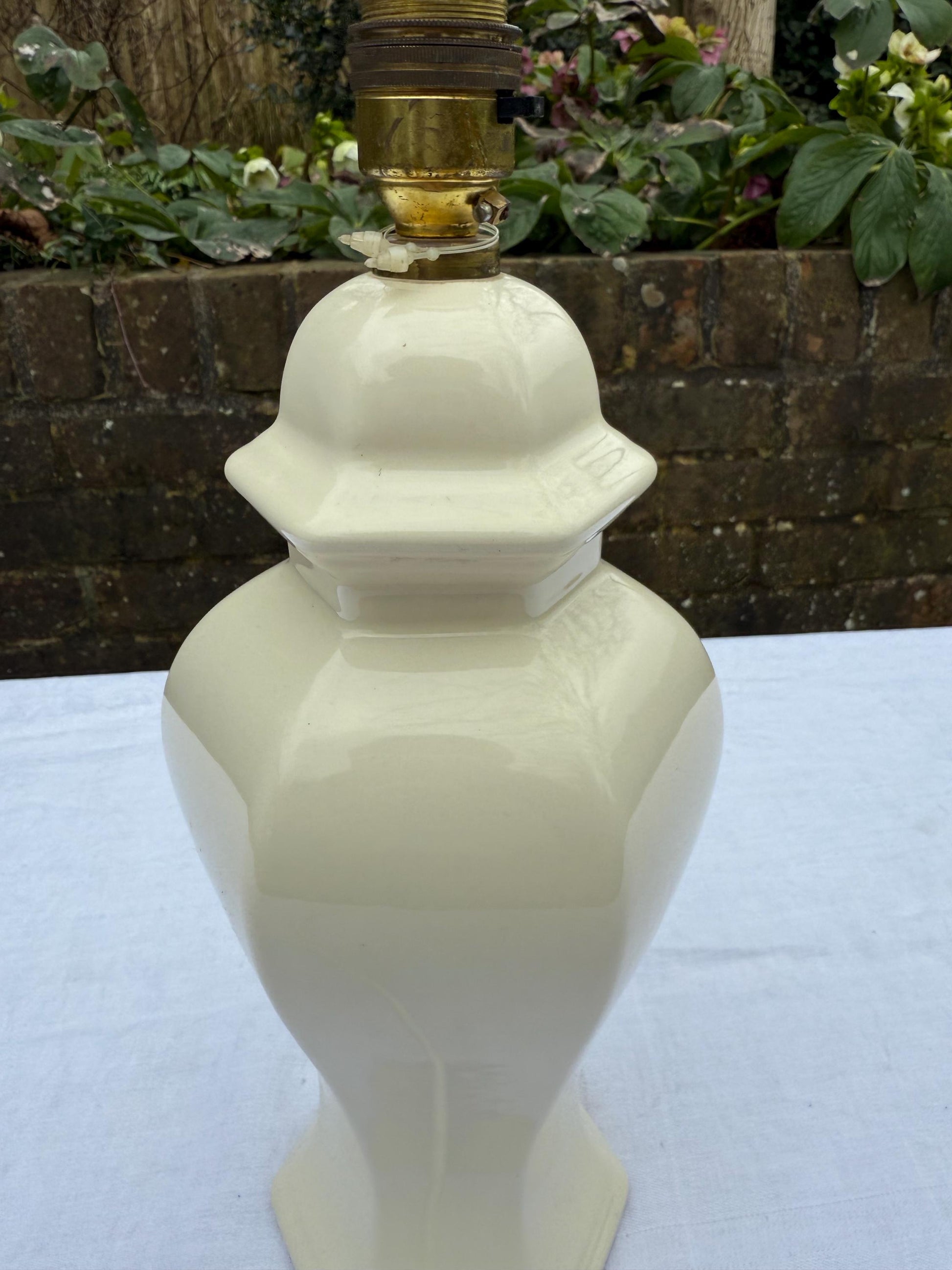 Vintage retro Ceramic Ginger Jar Cream Ceramic Table Lamp - PAT tested, working