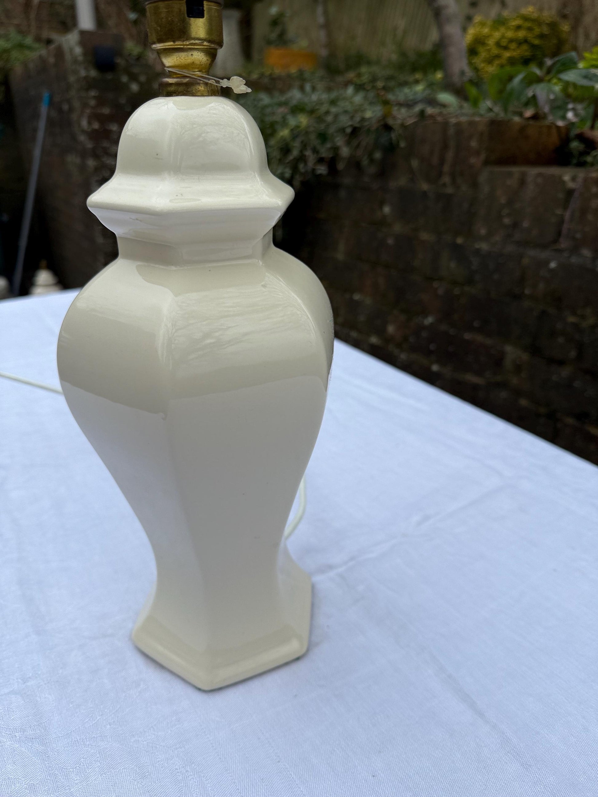 Vintage retro Ceramic Ginger Jar Cream Ceramic Table Lamp - PAT tested, working