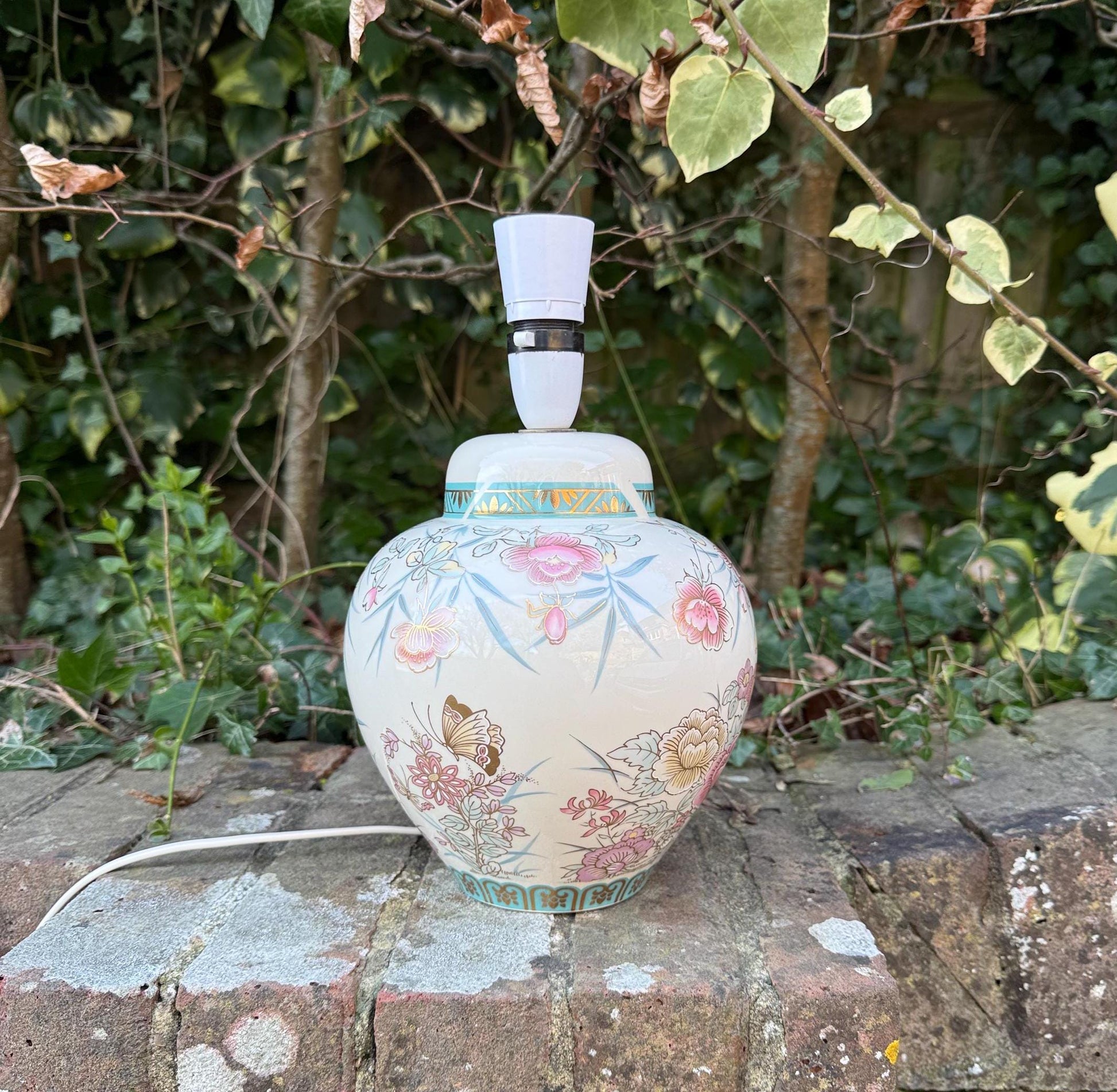 1970s ceramic oriental style vintage table lamp. working.