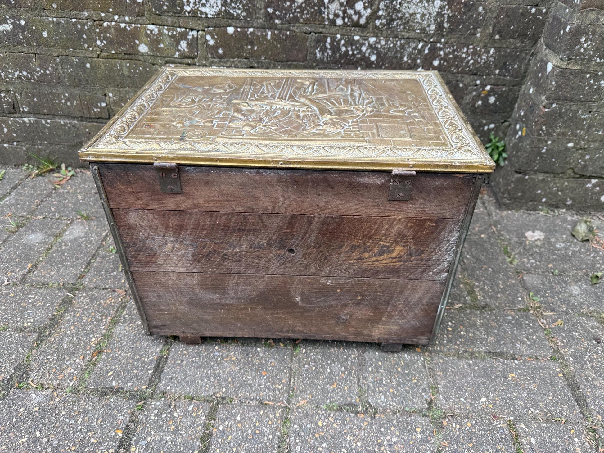 Mid-century brass and wood coal box, vintage coal storage box, kindling box, coffee table – medieval embossed detail, solid wooden box, vgc