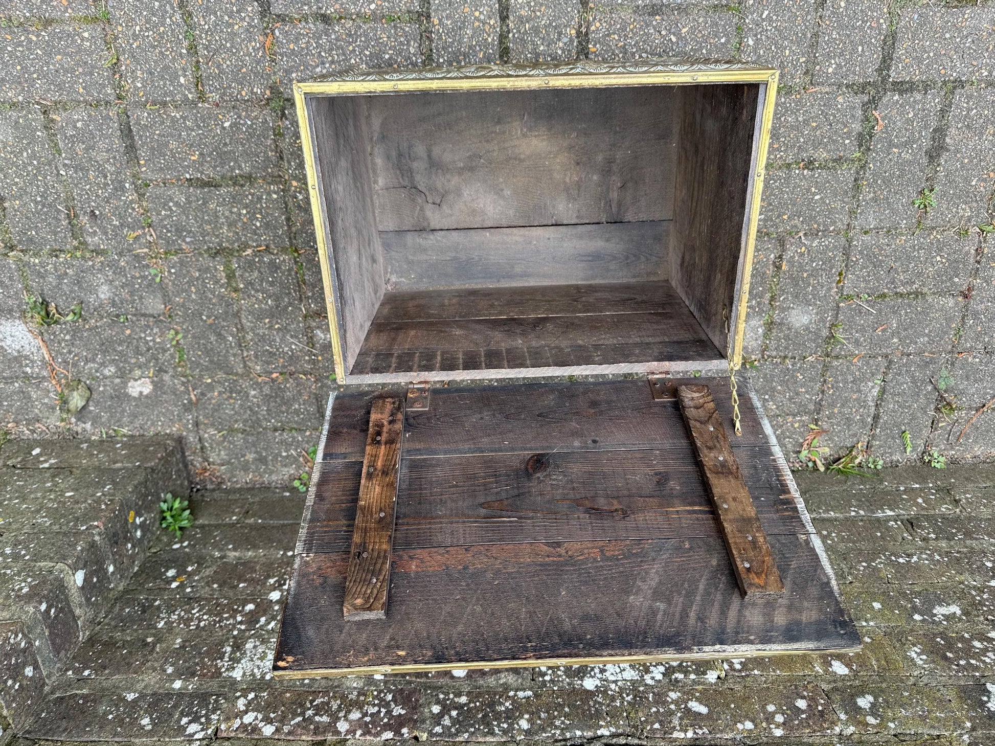 Mid-century brass and wood coal box, vintage coal storage box, kindling box, coffee table – medieval embossed detail, solid wooden box, vgc