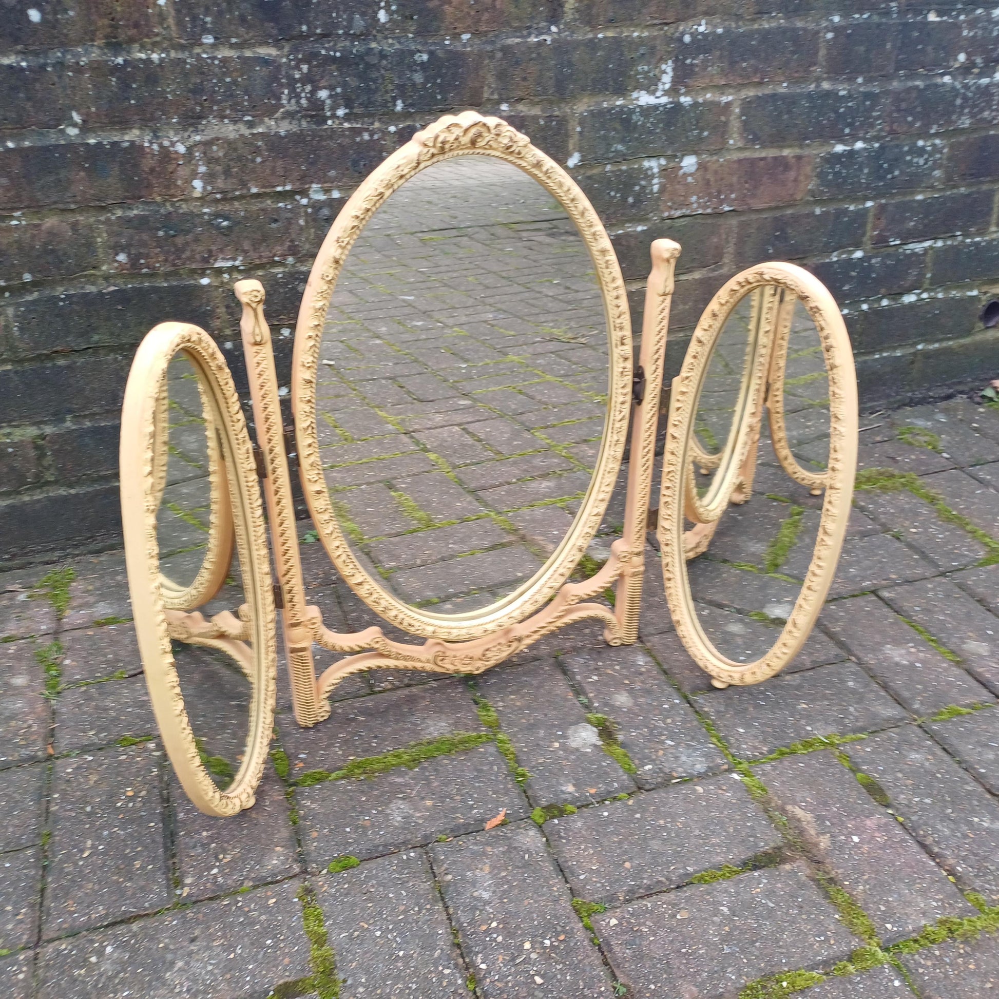 Classic Vintage Retro Kitsch Tri-Fold Composite Plastic Victorian Style Dressing Table Mirror – Dark Cream with Gold Highlights