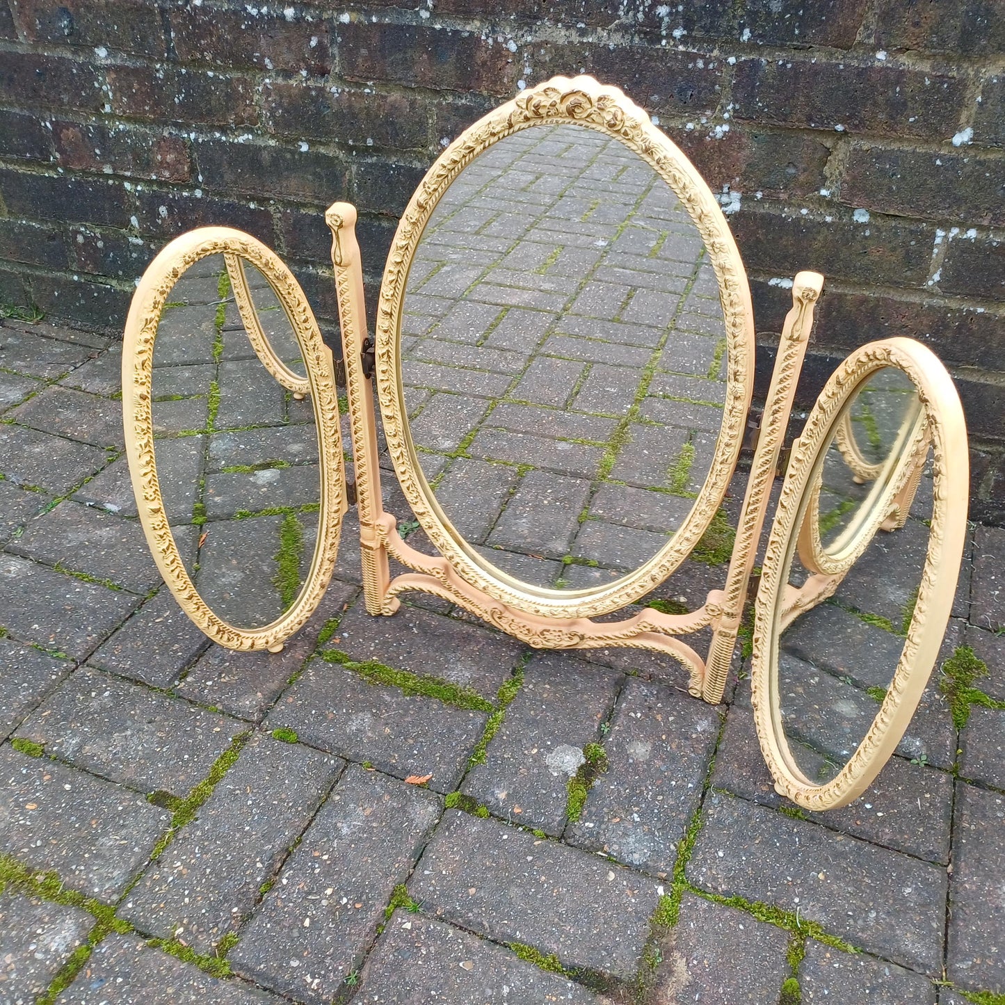 Classic Vintage Retro Kitsch Tri-Fold Composite Plastic Victorian Style Dressing Table Mirror – Dark Cream with Gold Highlights