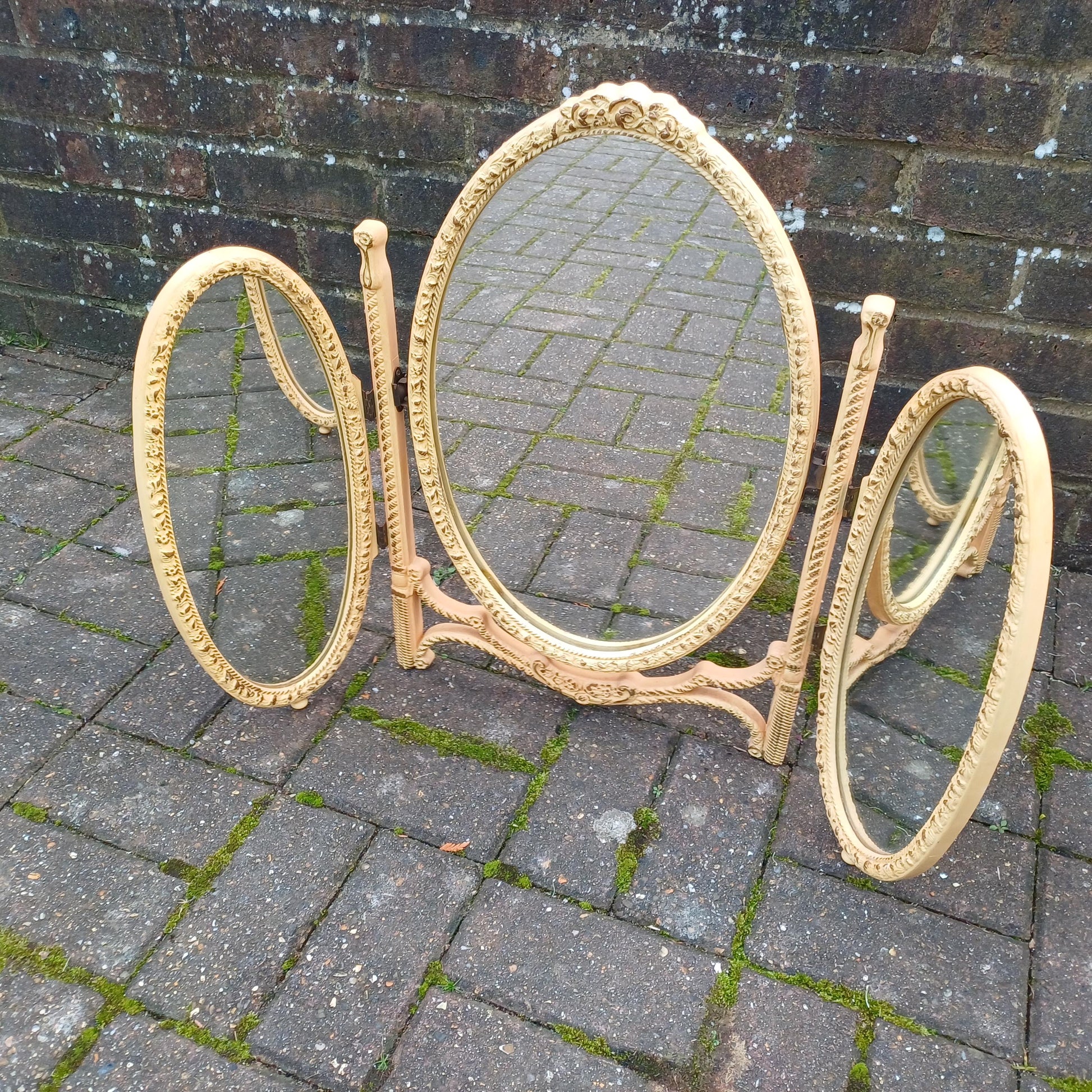 Classic Vintage Retro Kitsch Tri-Fold Composite Plastic Victorian Style Dressing Table Mirror – Dark Cream with Gold Highlights
