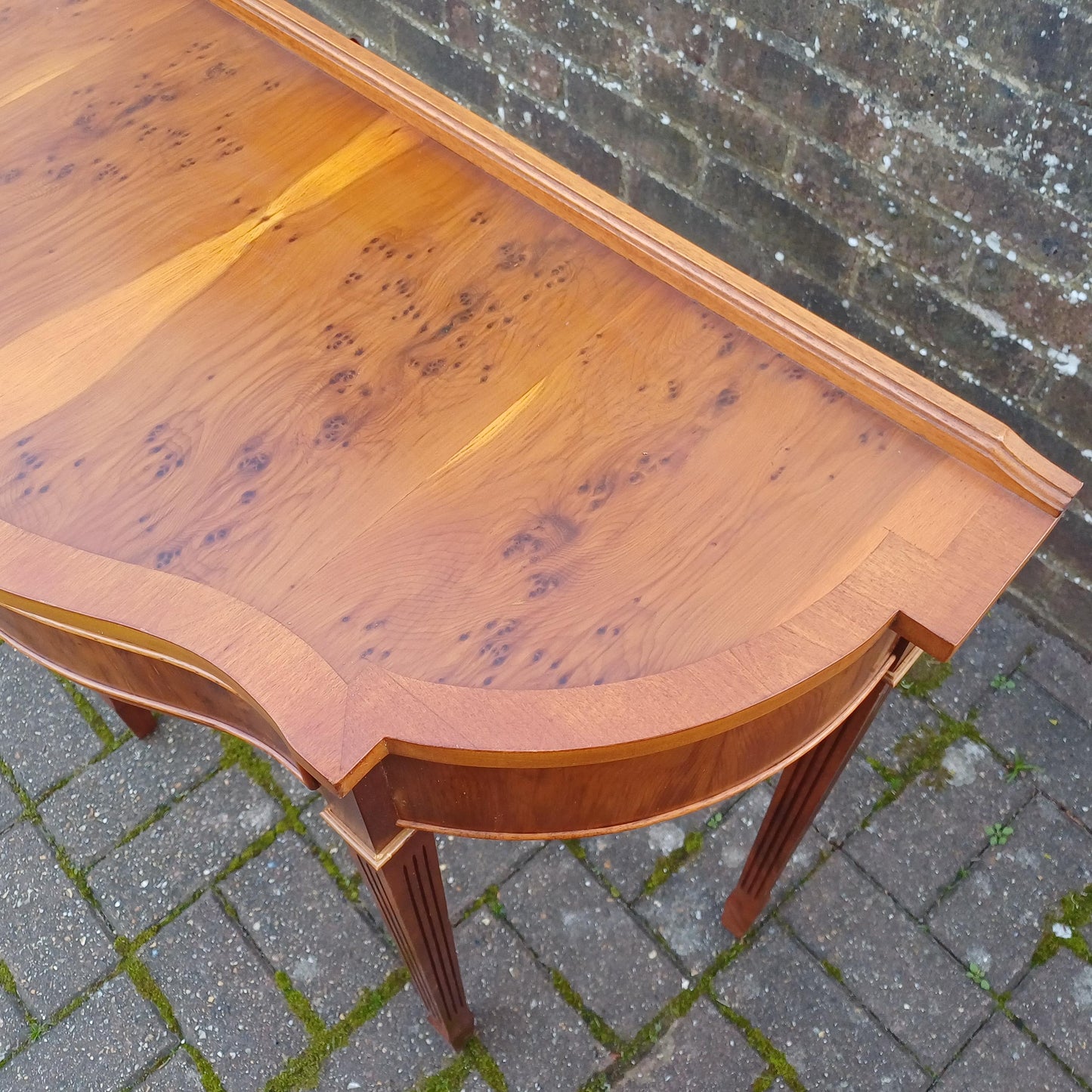 Vintage Burr Yew Wood Bow Front Console Side Dressing Table – Elegant Mid-Late Century Reproduction. FREE HAND Delivery