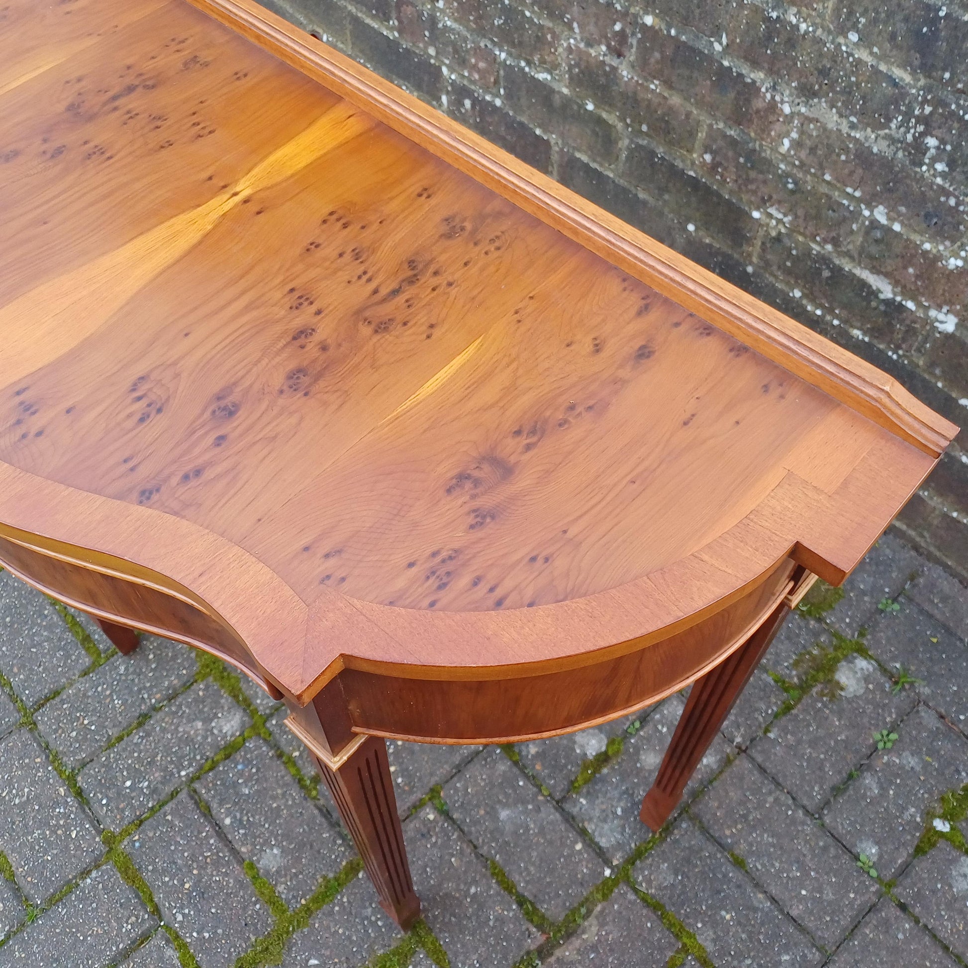 Vintage Burr Yew Wood Bow Front Console Side Dressing Table – Elegant Mid-Late Century Reproduction. FREE HAND Delivery