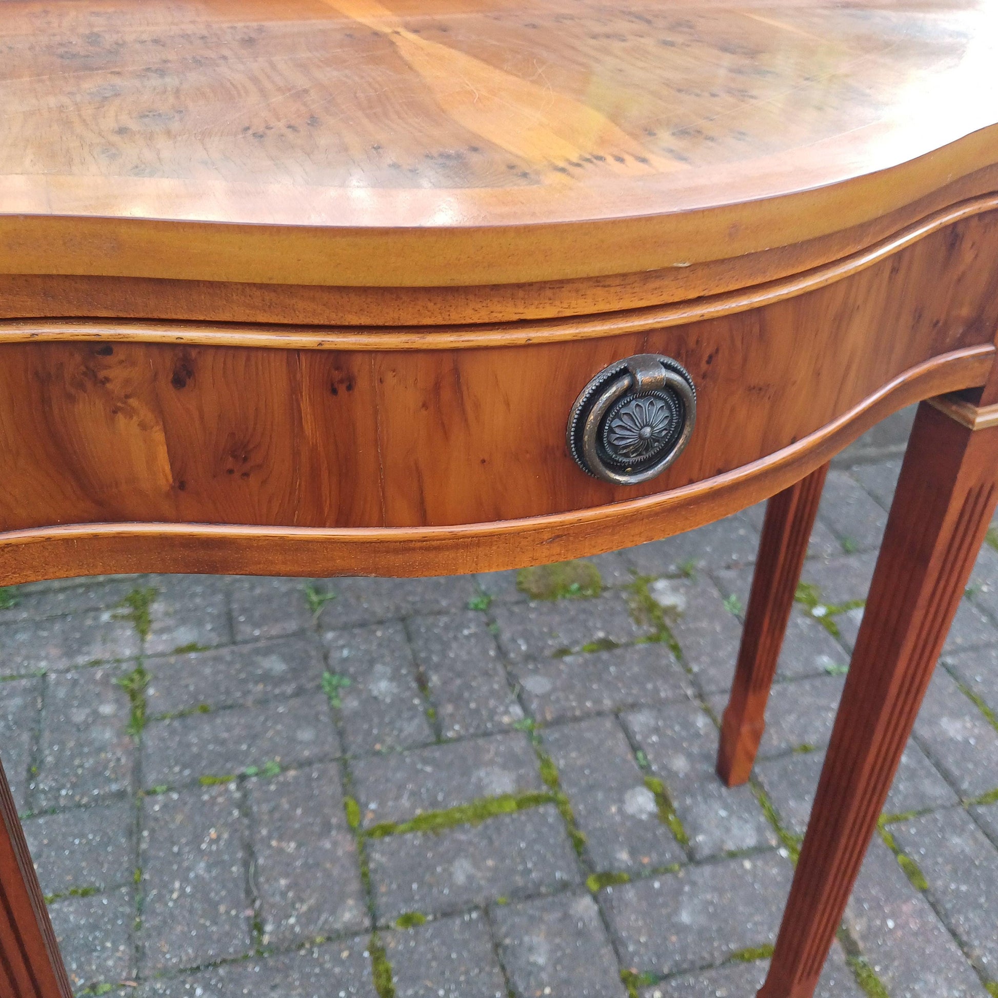Vintage Burr Yew Wood Bow Front Console Side Dressing Table – Elegant Mid-Late Century Reproduction. FREE HAND Delivery