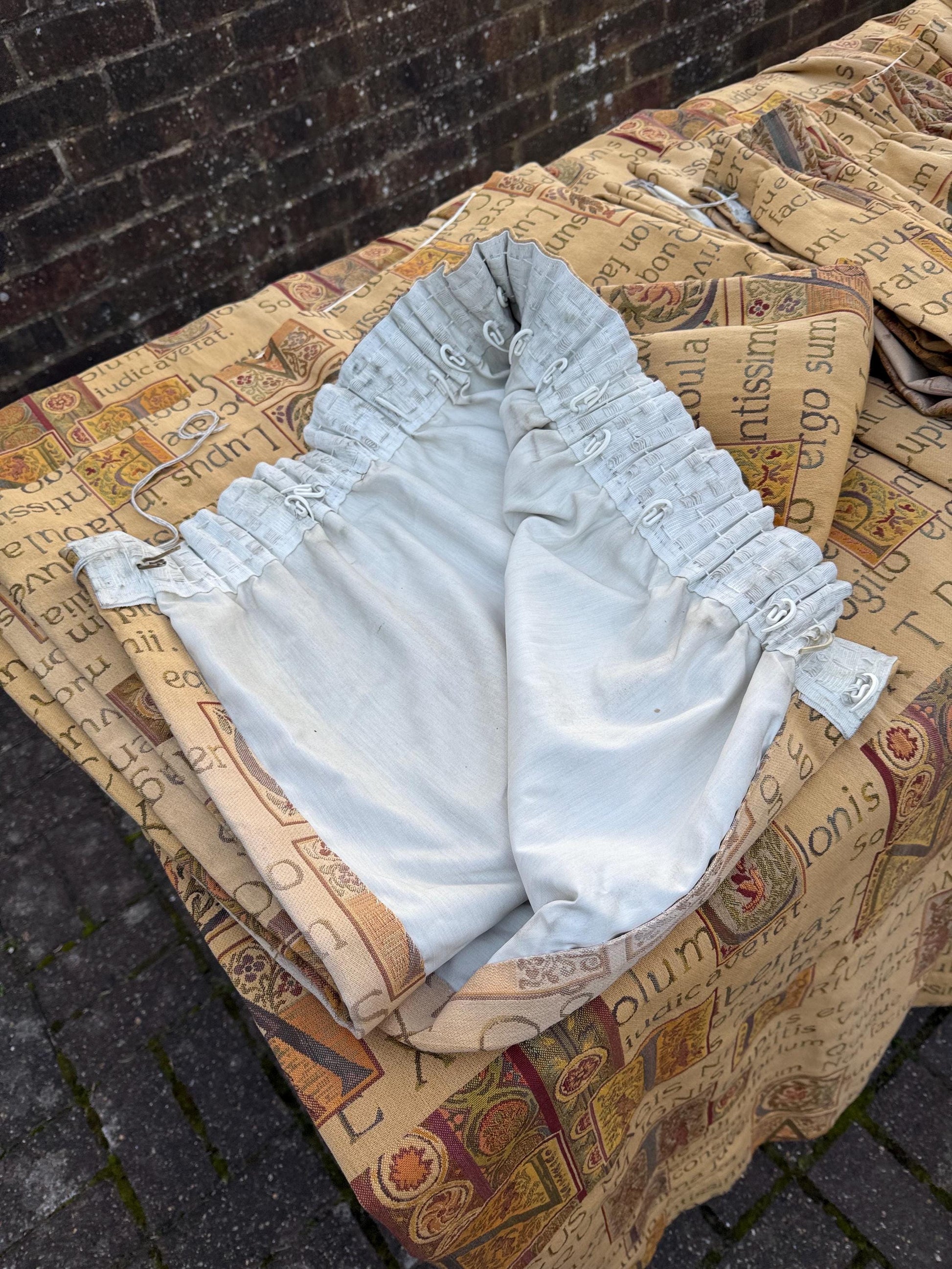 Superb vintage curtains (3 pairs, 6 drops) in quality Latin script fabric, lined and pencil pleats - 178cm drop, 125cm width per drop
