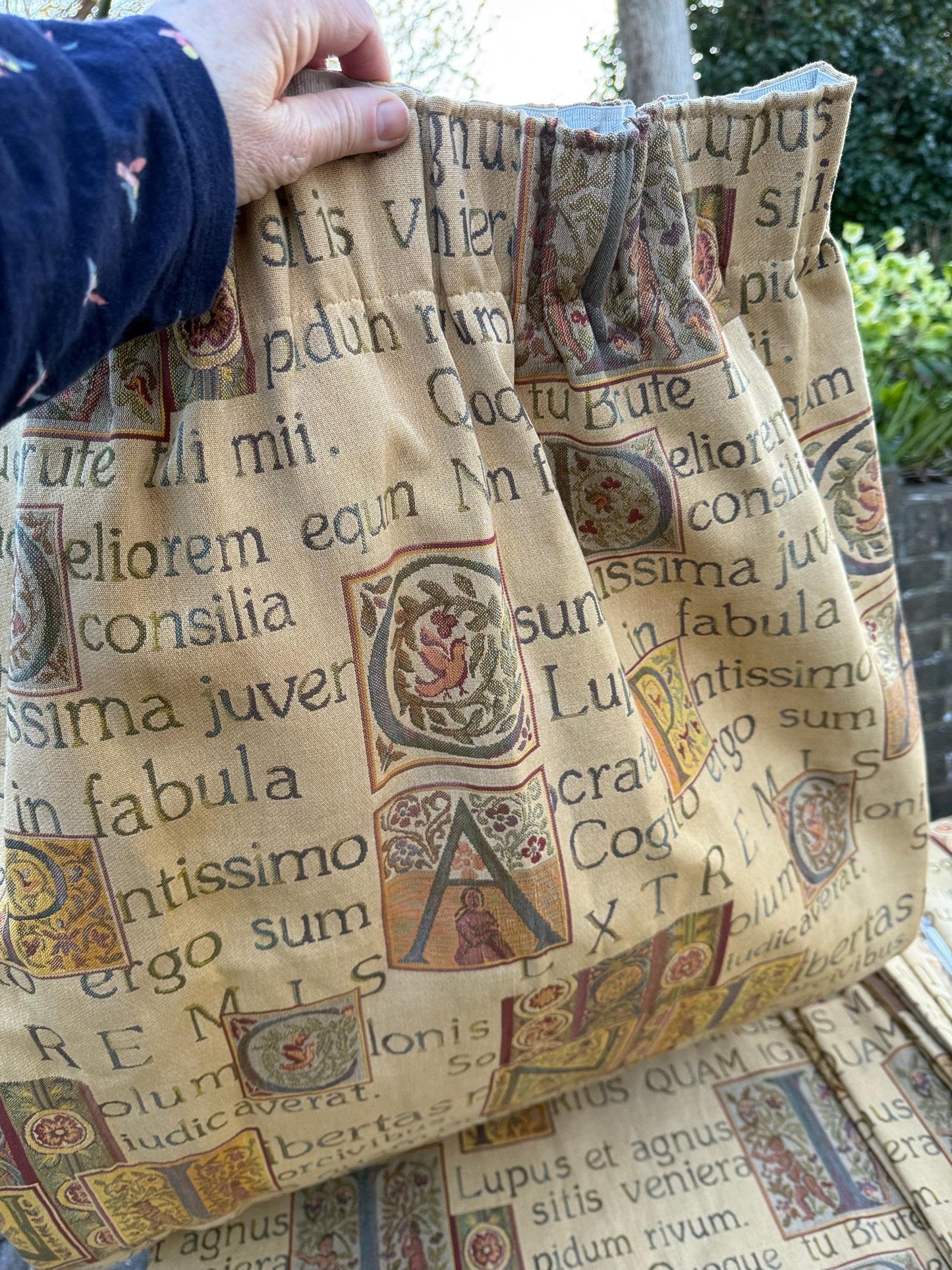 Superb vintage curtains (3 pairs, 6 drops) in quality Latin script fabric, lined and pencil pleats - 178cm drop, 125cm width per drop