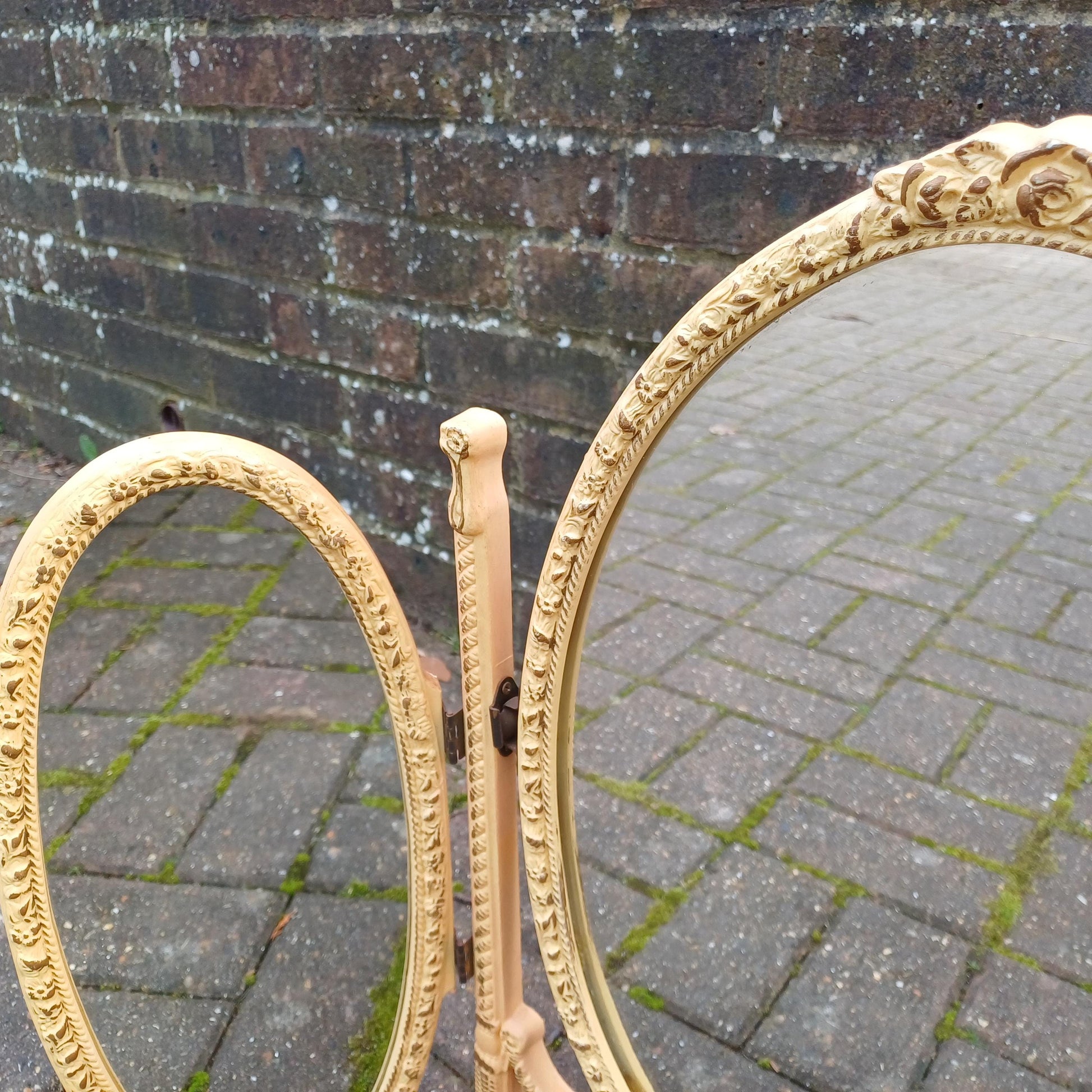 Classic Vintage Retro Kitsch Tri-Fold Composite Plastic Victorian Style Dressing Table Mirror – Dark Cream with Gold Highlights