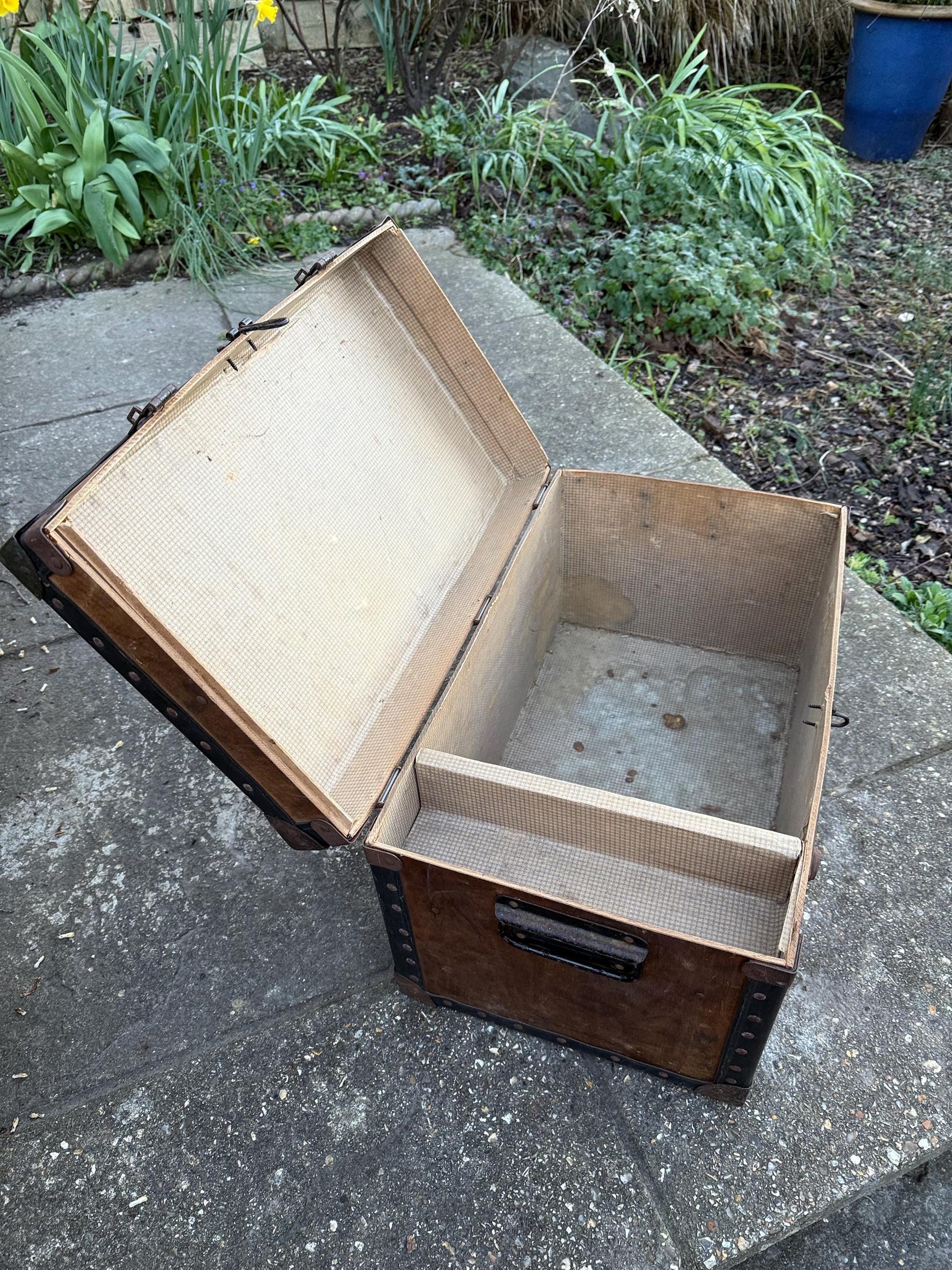 Early 1900s small storage chest, treasure chest, vintage storage box, toy box, tuck box, vintage trunk coffee table (50cm x 30cm x 29cm)