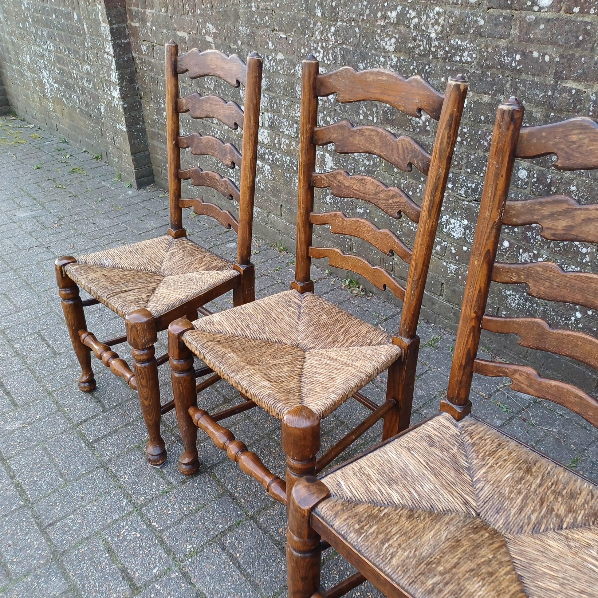 Set of 4 Vintage Elm Ladder Back Rush Seated Chairs Country Farmhouse Style FREE HAND Delivery