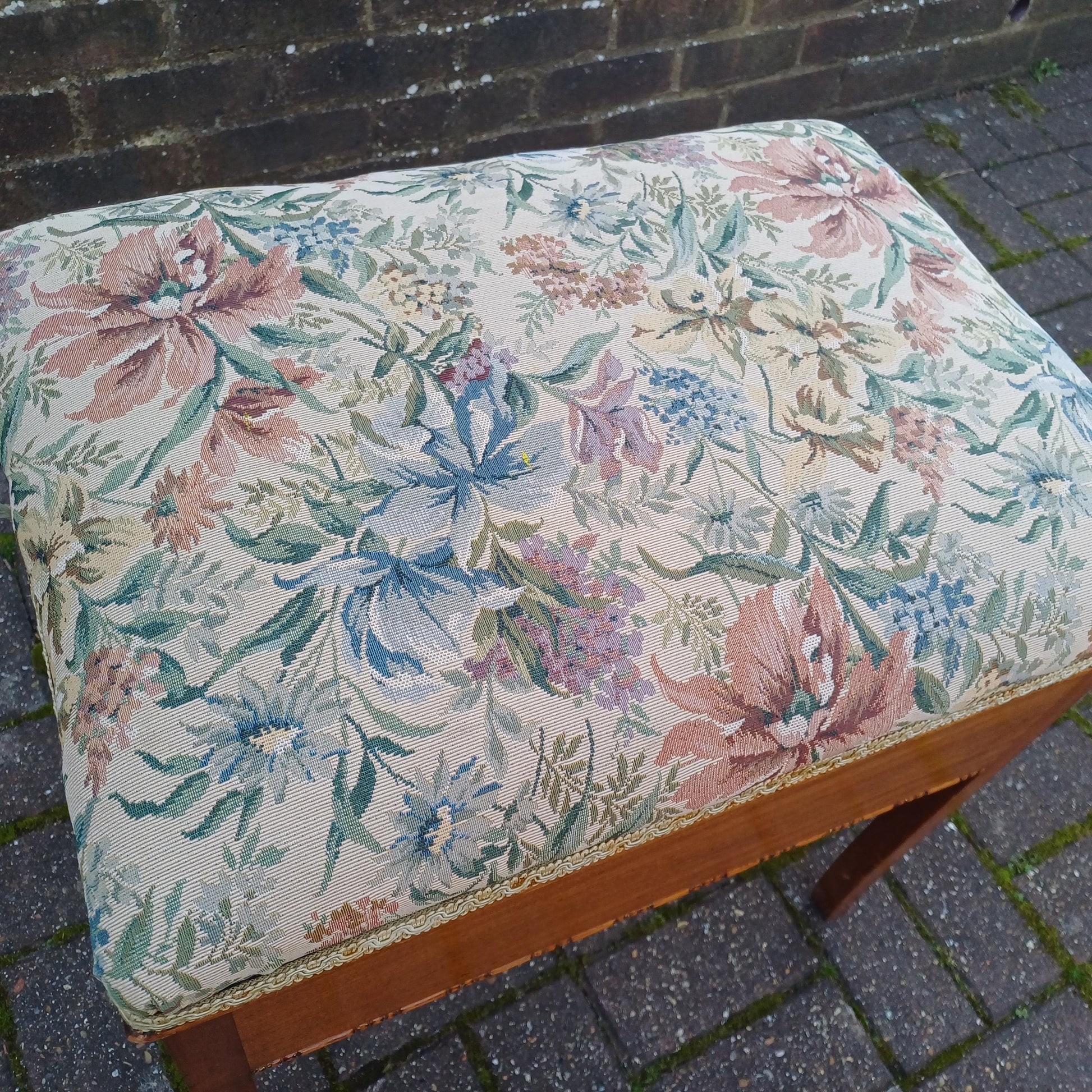 Vintage Tapestry Flower Upholstered Piano Stool Mahogany Internal Storage Bench with Queen Anne Legs