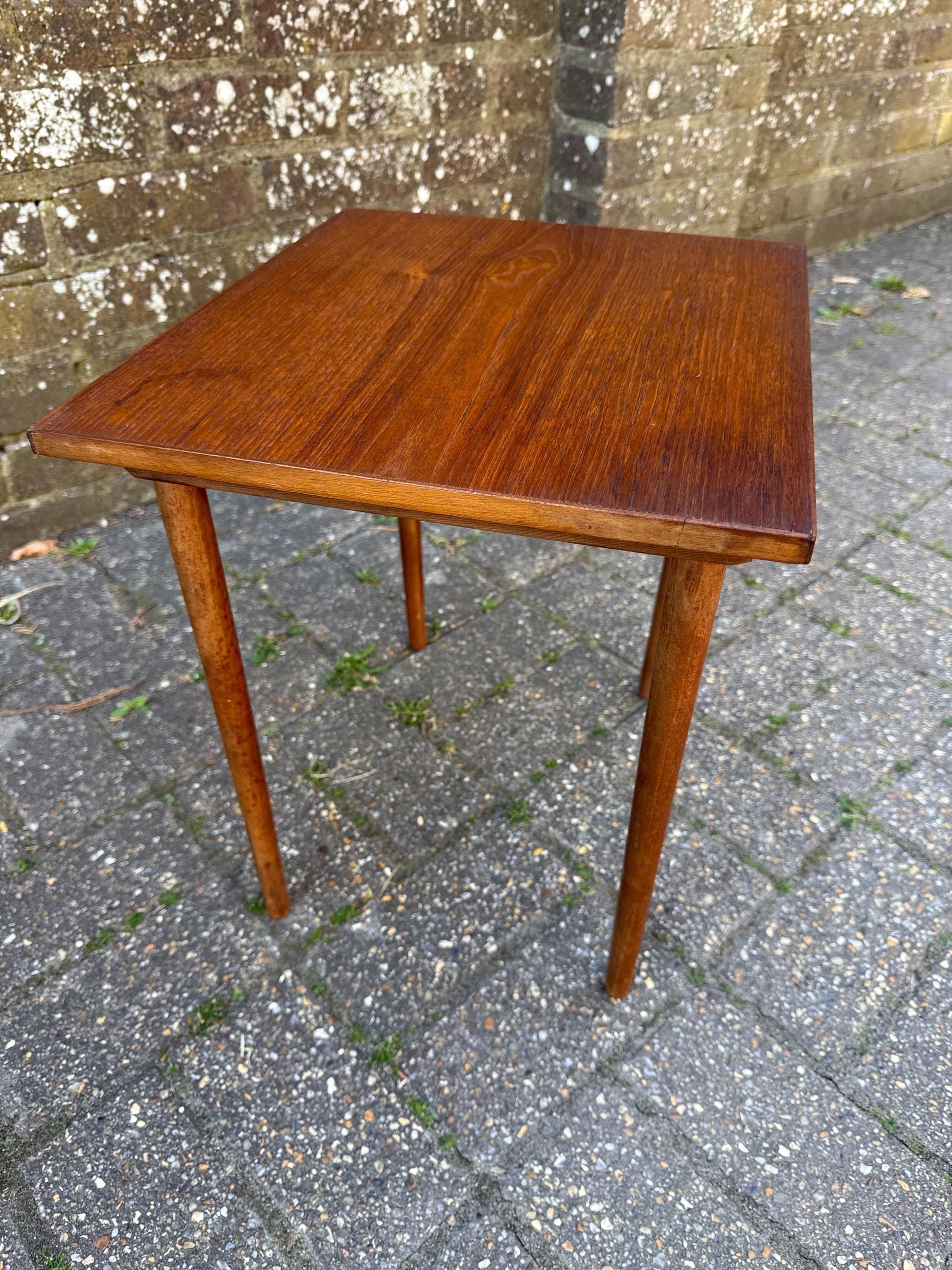 Small retro table - tapered legs, classic lines - plant stand, coffee table, lamp table, vintage retro table 38.5cm x 39cm x 34cm