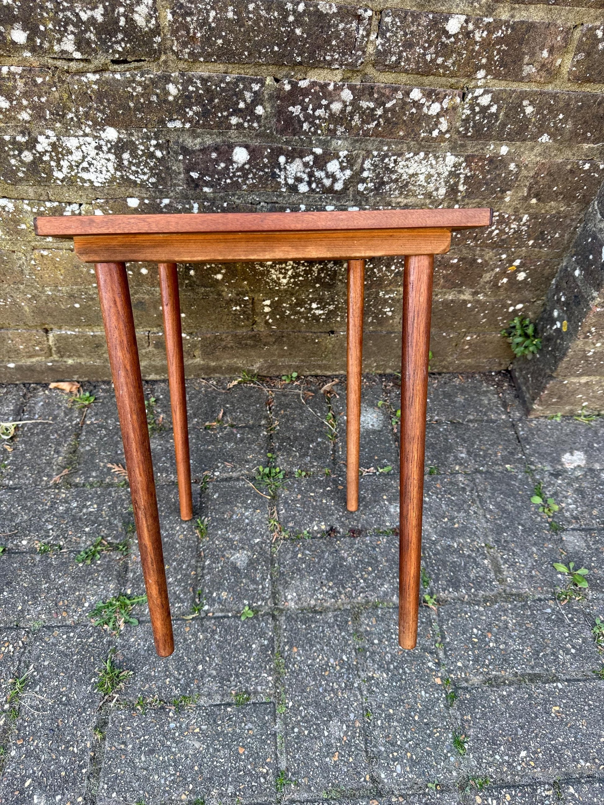 Small retro table - tapered legs, classic lines - plant stand, coffee table, lamp table, vintage retro table 38.5cm x 39cm x 34cm