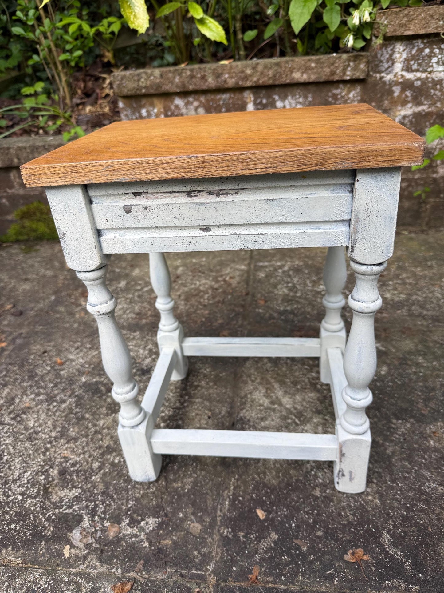 Vintage dinky solid oak table, plant stand, small side table, lamp table, quality vintage table (31 x 40 x 24)