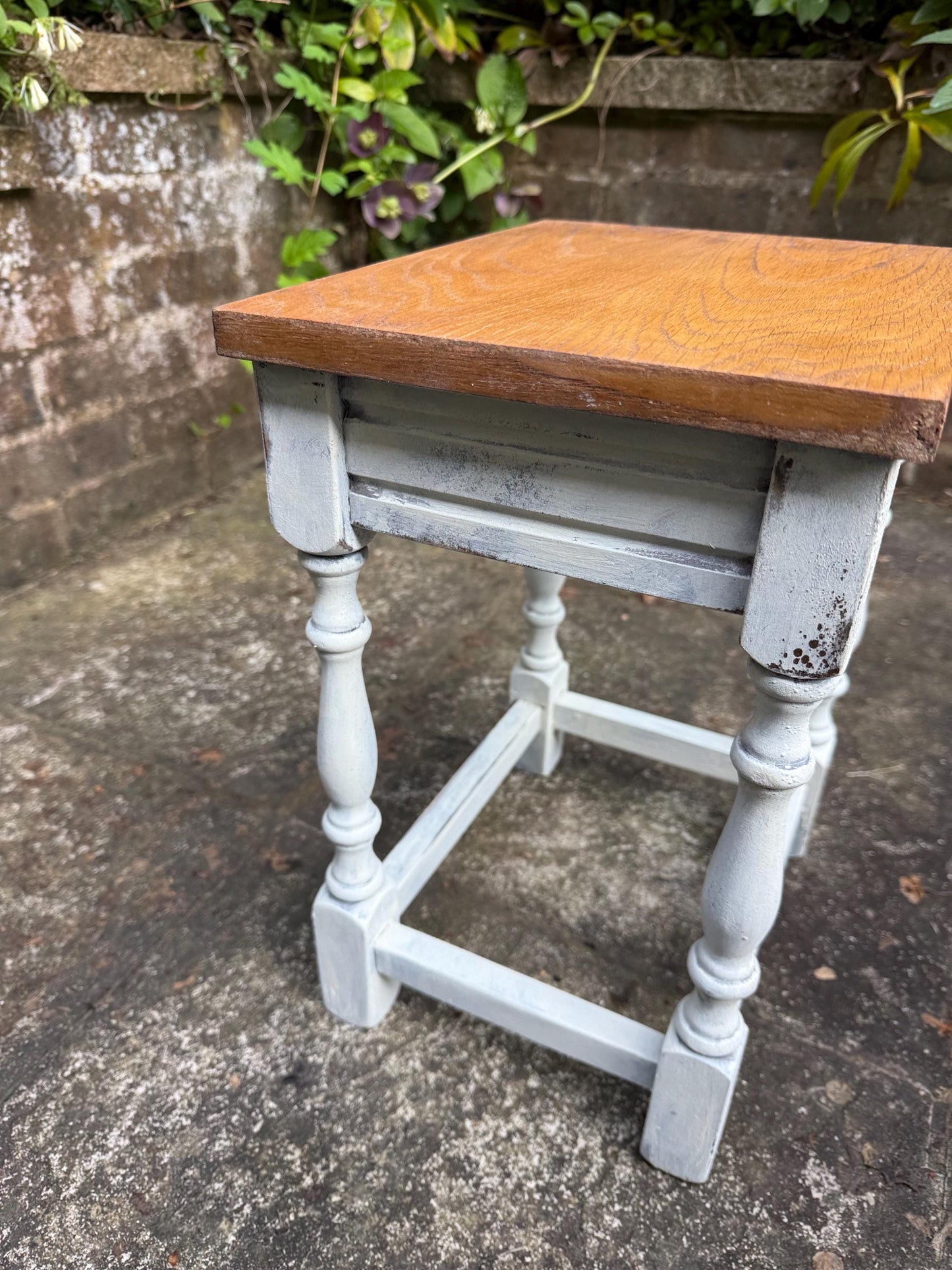 Vintage dinky solid oak table, plant stand, small side table, lamp table, quality vintage table (31 x 40 x 24)