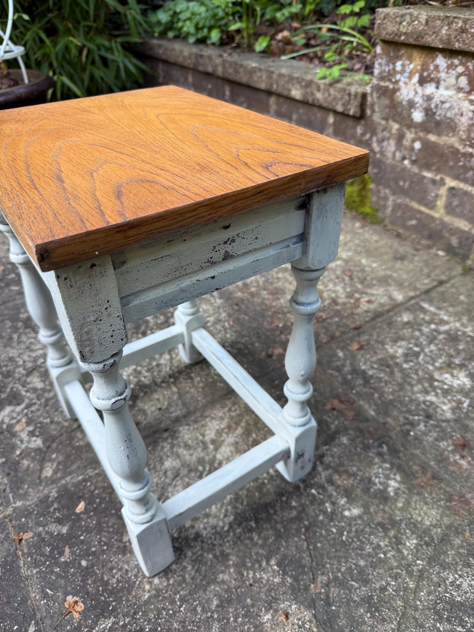 Vintage dinky solid oak table, plant stand, small side table, lamp table, quality vintage table (31 x 40 x 24)