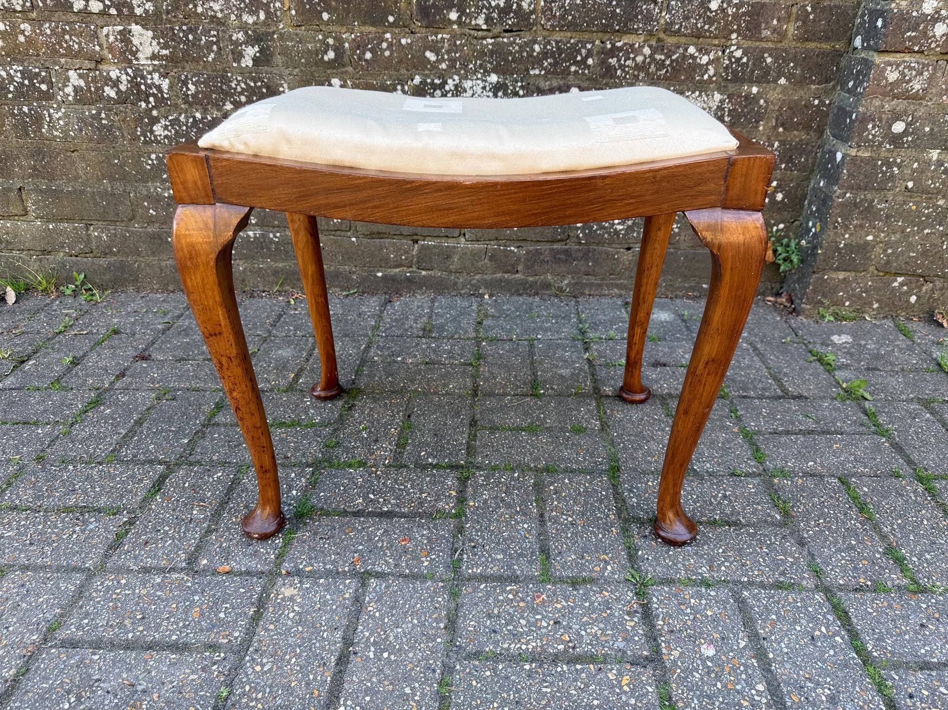 Mahogany vintage Queen Anne style cabriole leg vanity stool with upholstered seat