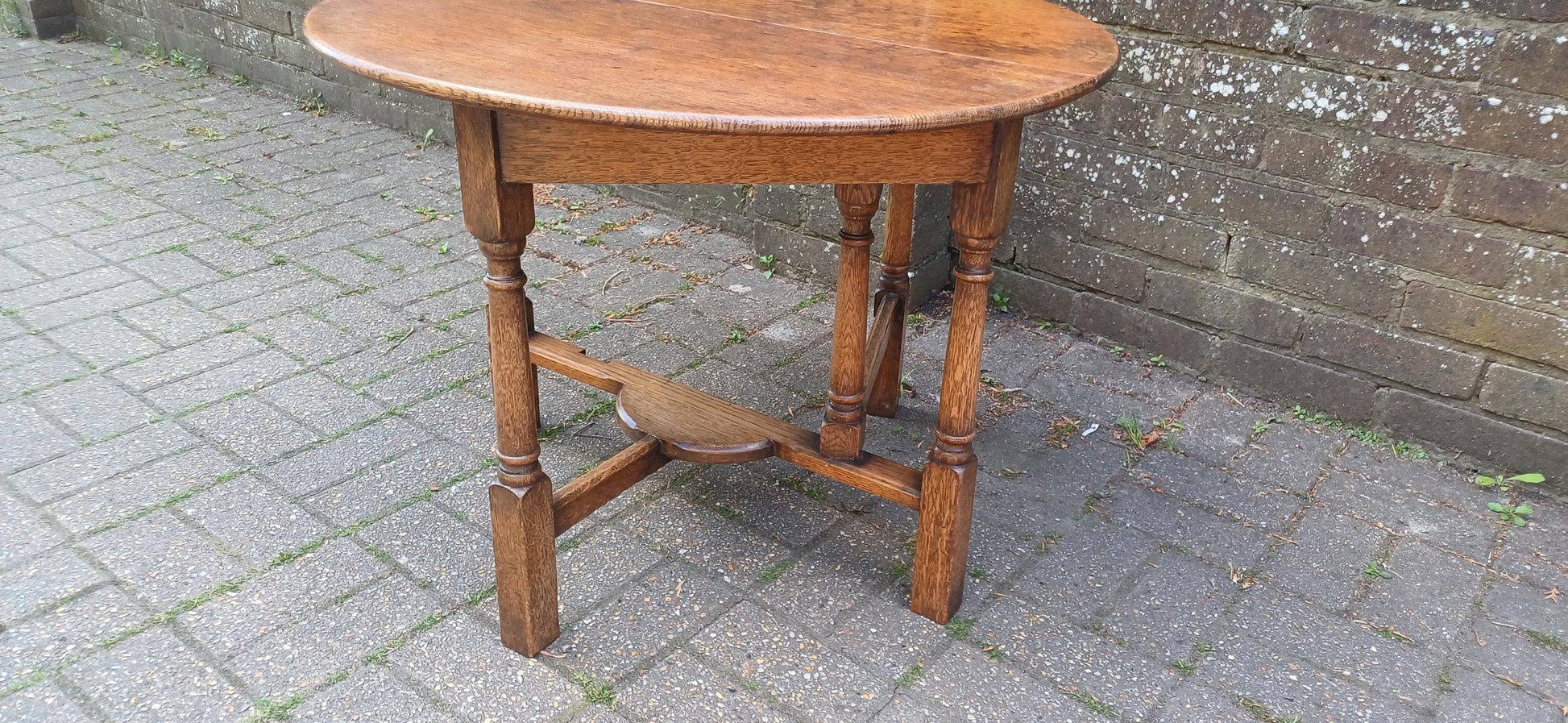 Rare Antique Oak Gate Leg Table – 1920s Drop Leaf Side Table – Jacobean Revival Coffee or Games Table Compact & Versatile FREE HAND Delivery
