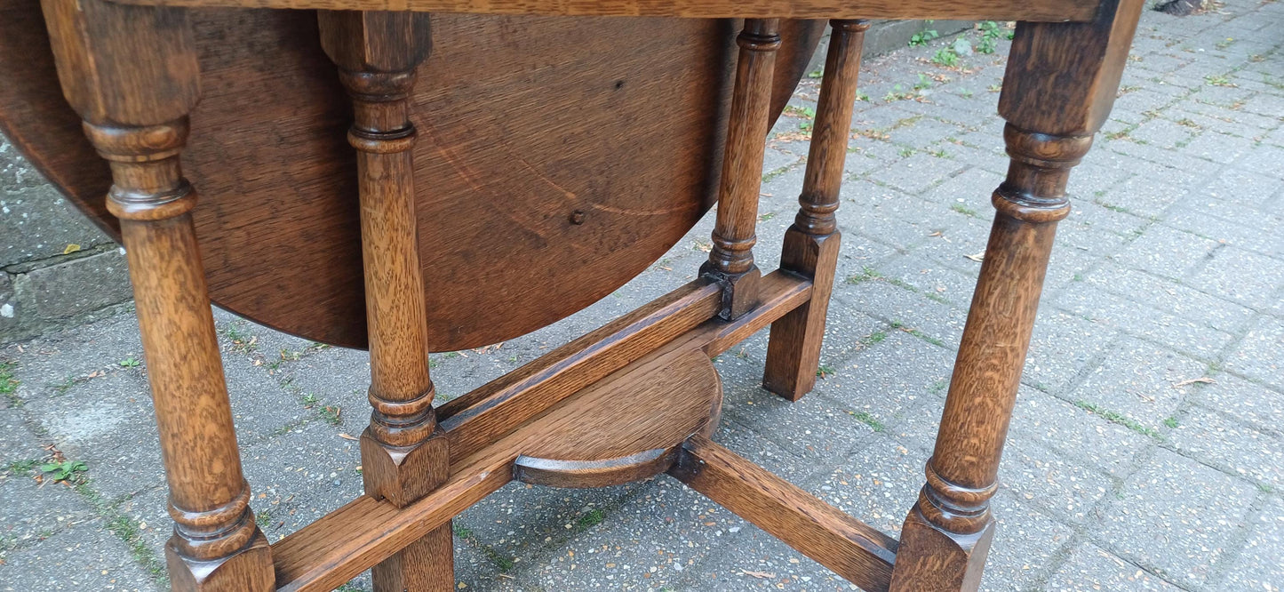 Rare Antique Oak Gate Leg Table – 1920s Drop Leaf Side Table – Jacobean Revival Coffee or Games Table Compact & Versatile FREE HAND Delivery