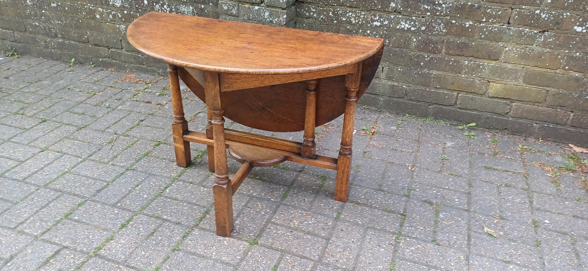 Rare Antique Oak Gate Leg Table – 1920s Drop Leaf Side Table – Jacobean Revival Coffee or Games Table Compact & Versatile FREE HAND Delivery