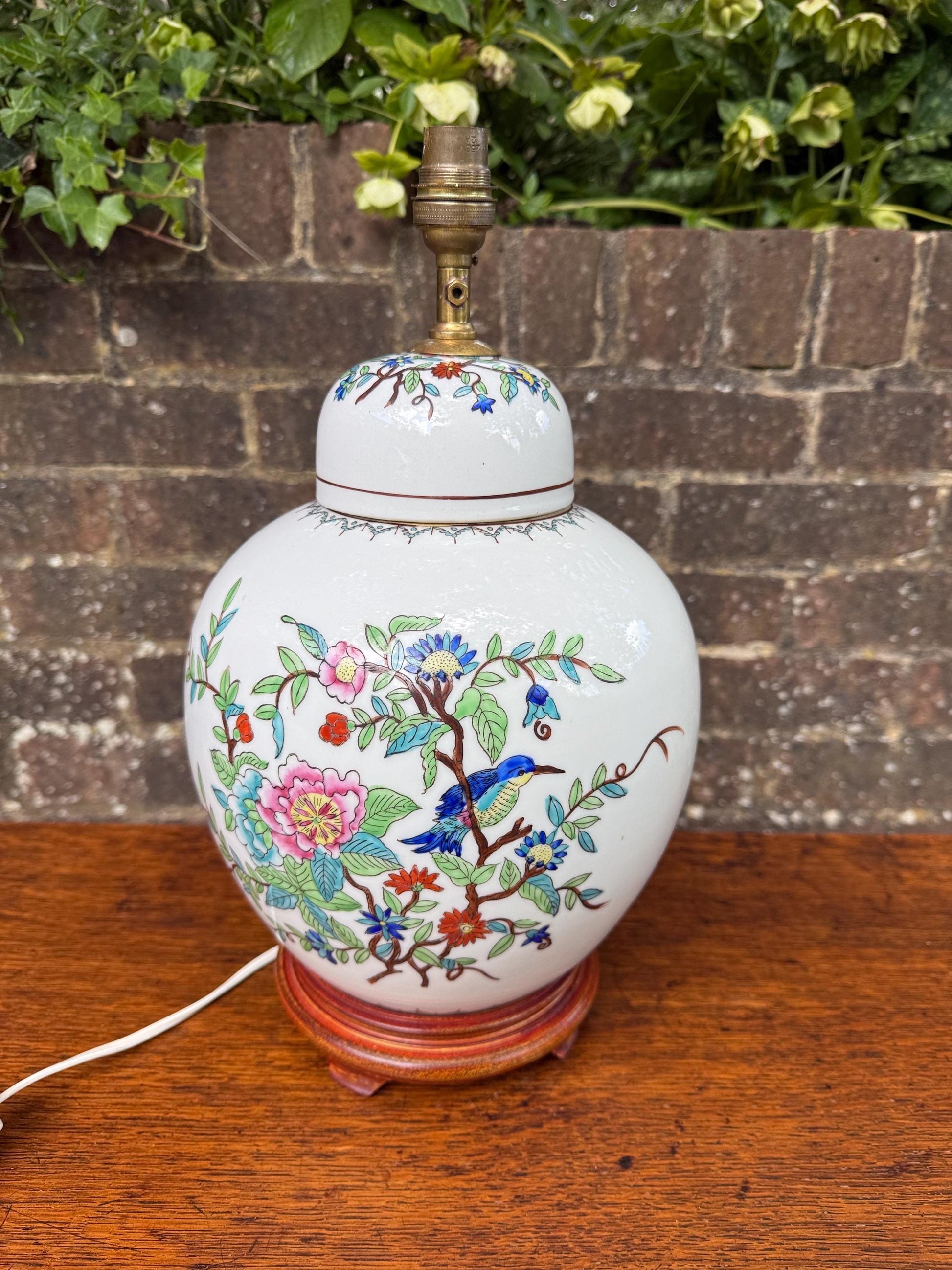 Vintage Oriental Style Porcelain 1970s Lamp, Floral Chinoiserie Table Lamp with Wooden Base, Hand-Painted, Working