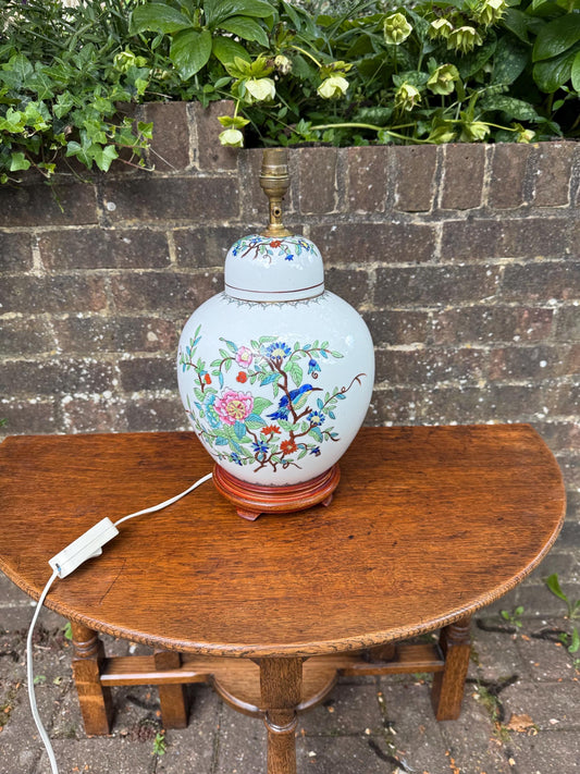 Vintage Oriental Style Porcelain 1970s Lamp, Floral Chinoiserie Table Lamp with Wooden Base, Hand-Painted, Working