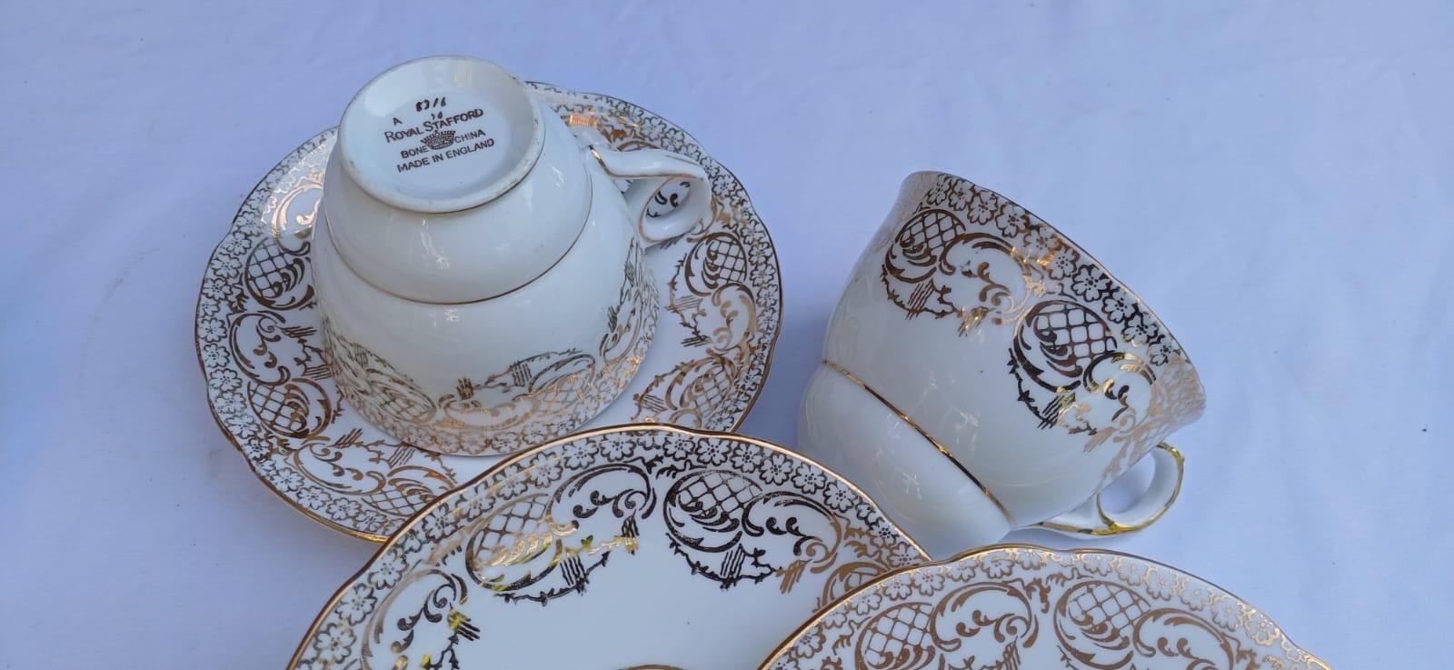 Delightful collection of vintage cups and saucers - 3 different patterns and producers - 29 pieces in total, vintage tea party collection
