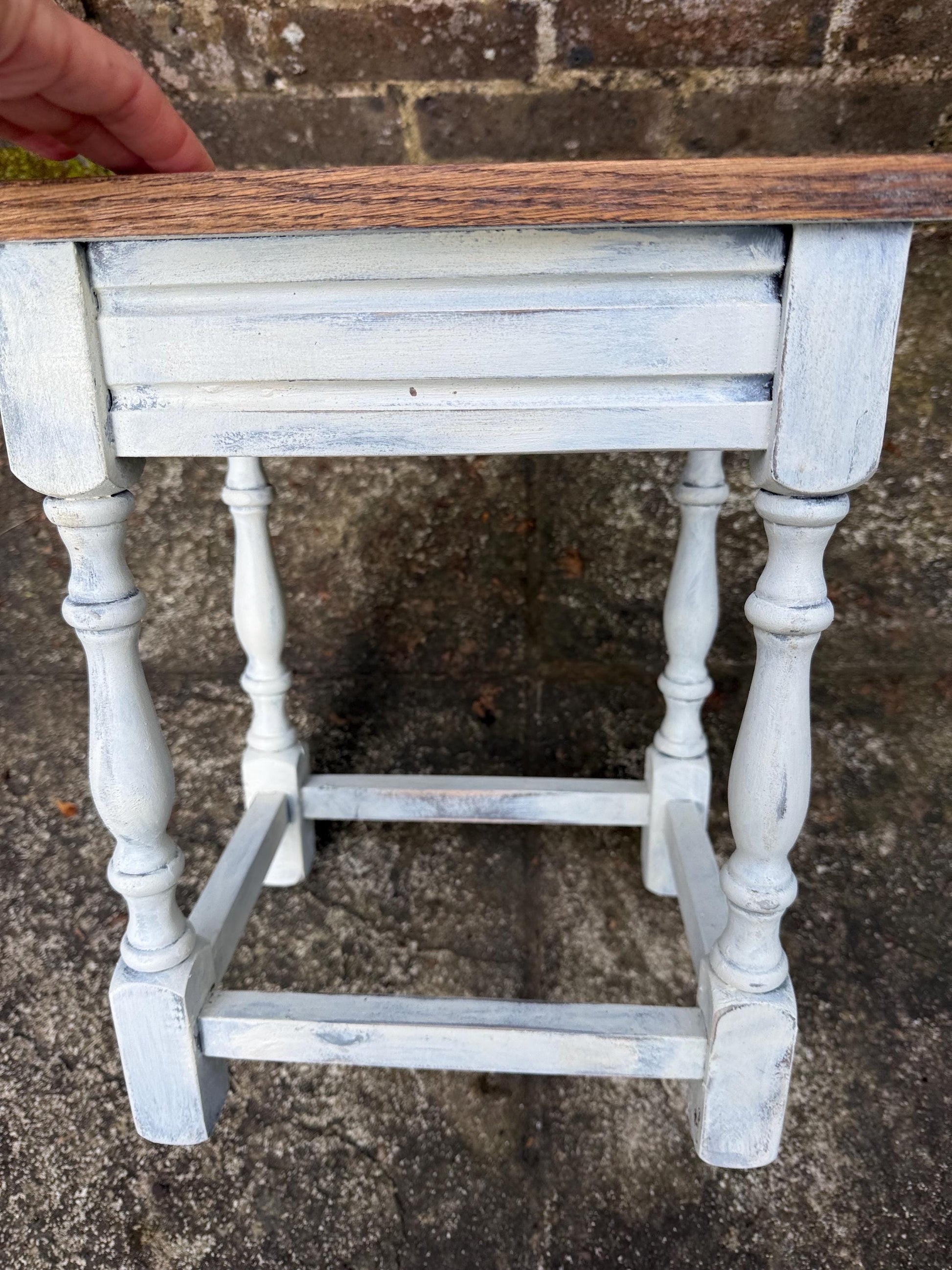 Vintage dinky solid oak table, plant stand, small side table, lamp table, quality vintage table (31 x 40 x 24)