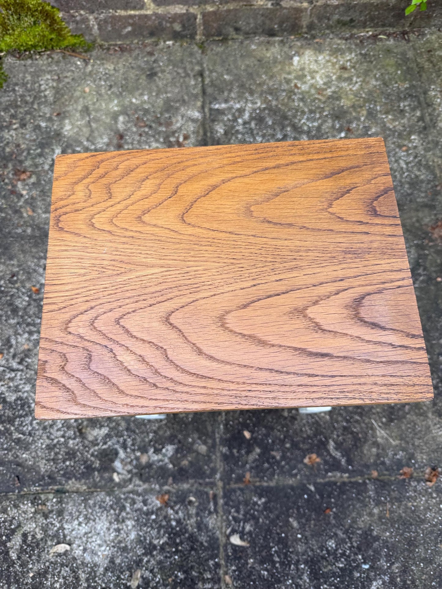 Vintage dinky solid oak table, plant stand, small side table, lamp table, quality vintage table (31 x 40 x 24)