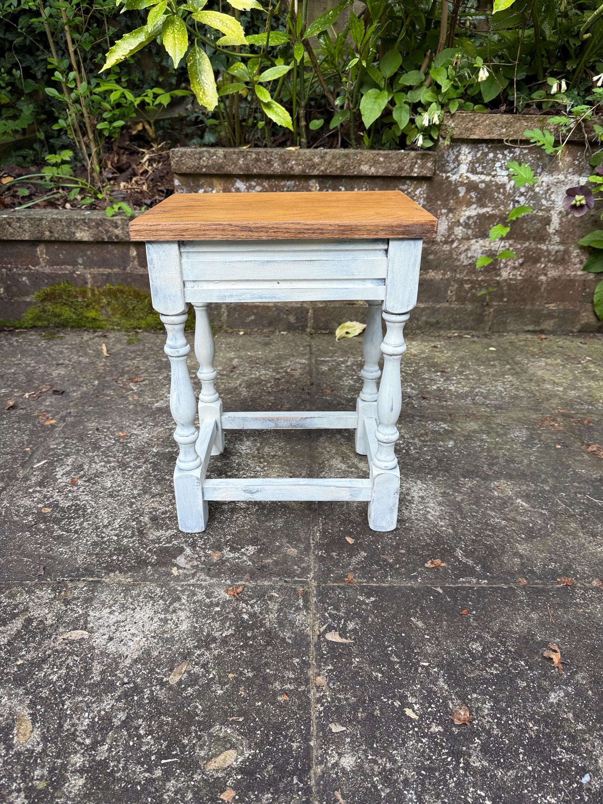 Vintage dinky solid oak table, plant stand, small side table, lamp table, quality vintage table (31 x 40 x 24)