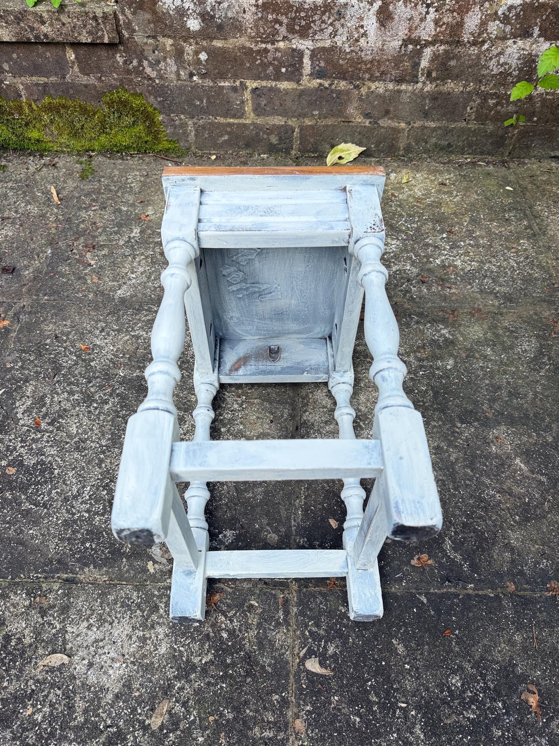 Vintage dinky solid oak table, plant stand, small side table, lamp table, quality vintage table (31 x 40 x 24)